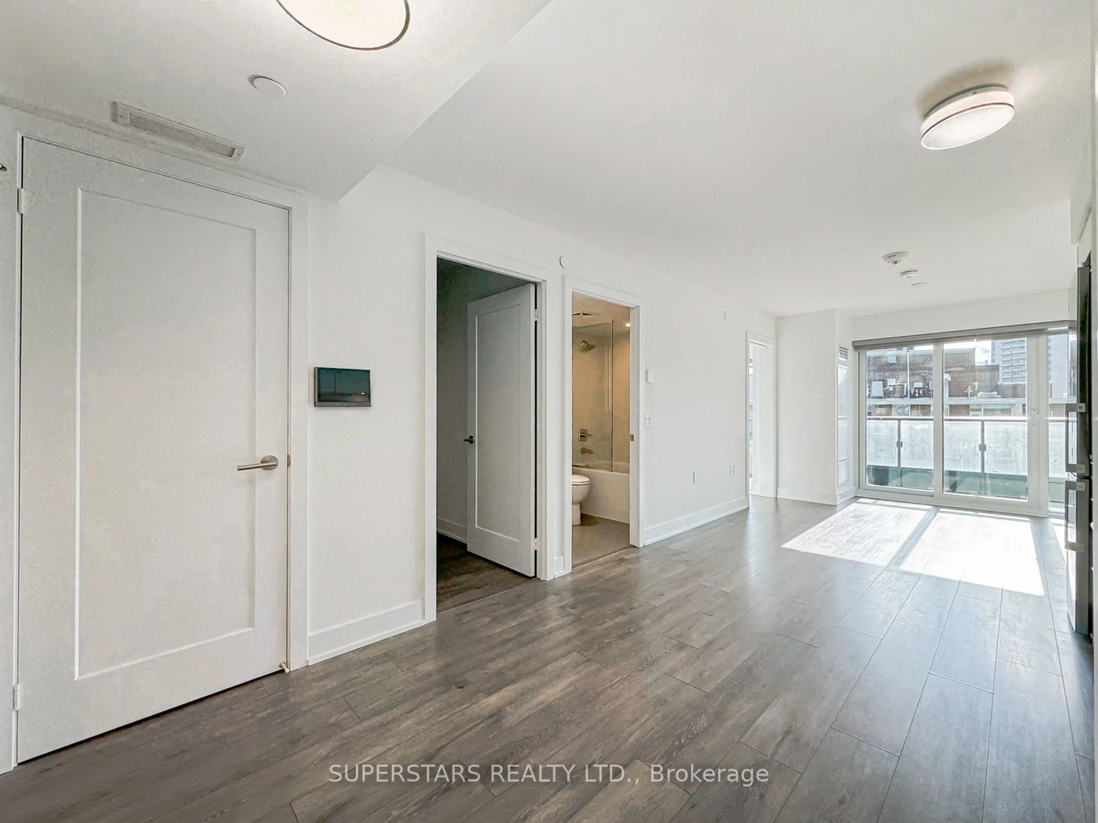 Indoor entryway, wood floors for 585 Bloor St #1320, Toronto Ontario M4W 0B3