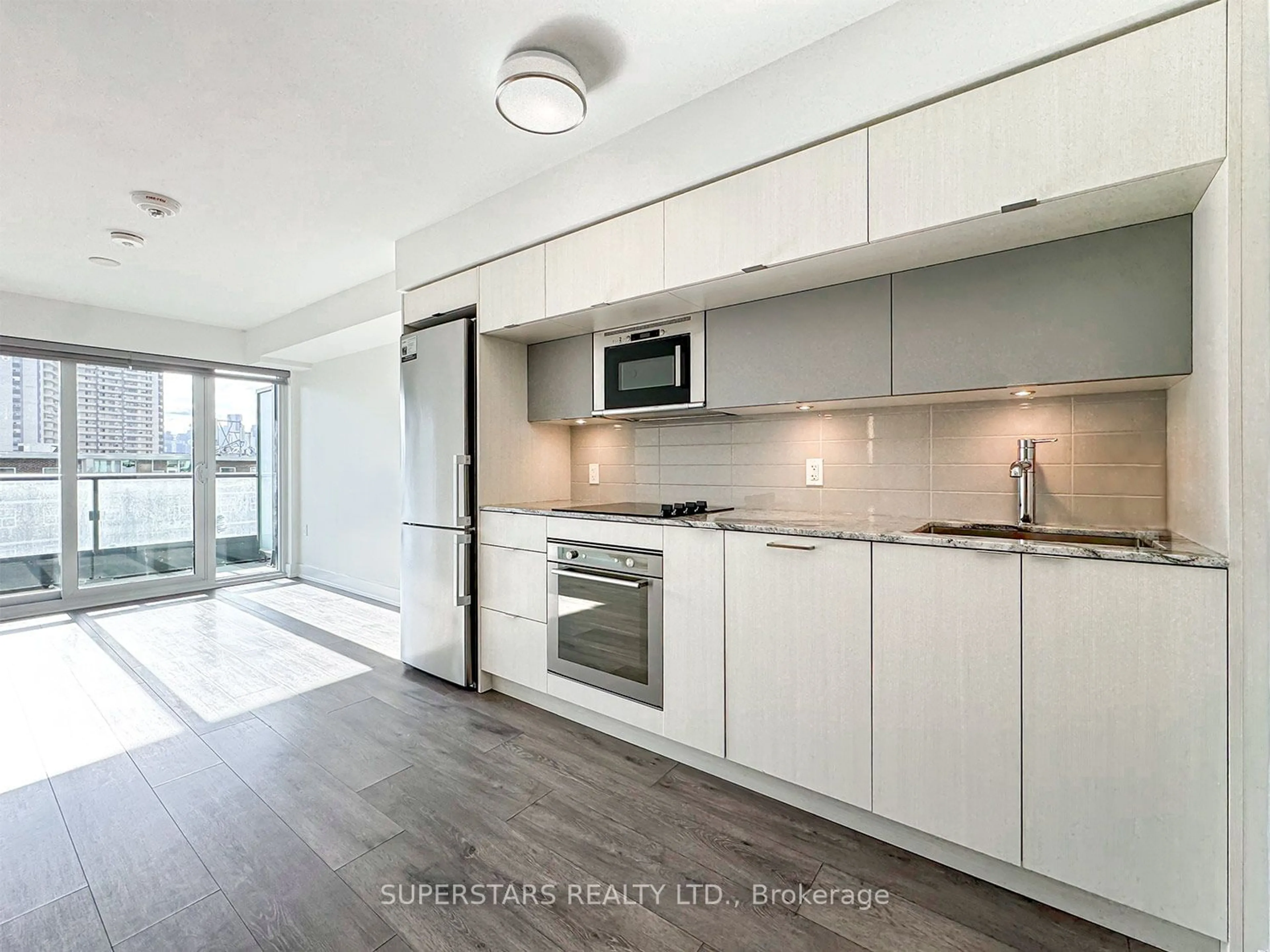 Open concept kitchen for 585 Bloor St #1320, Toronto Ontario M4W 0B3