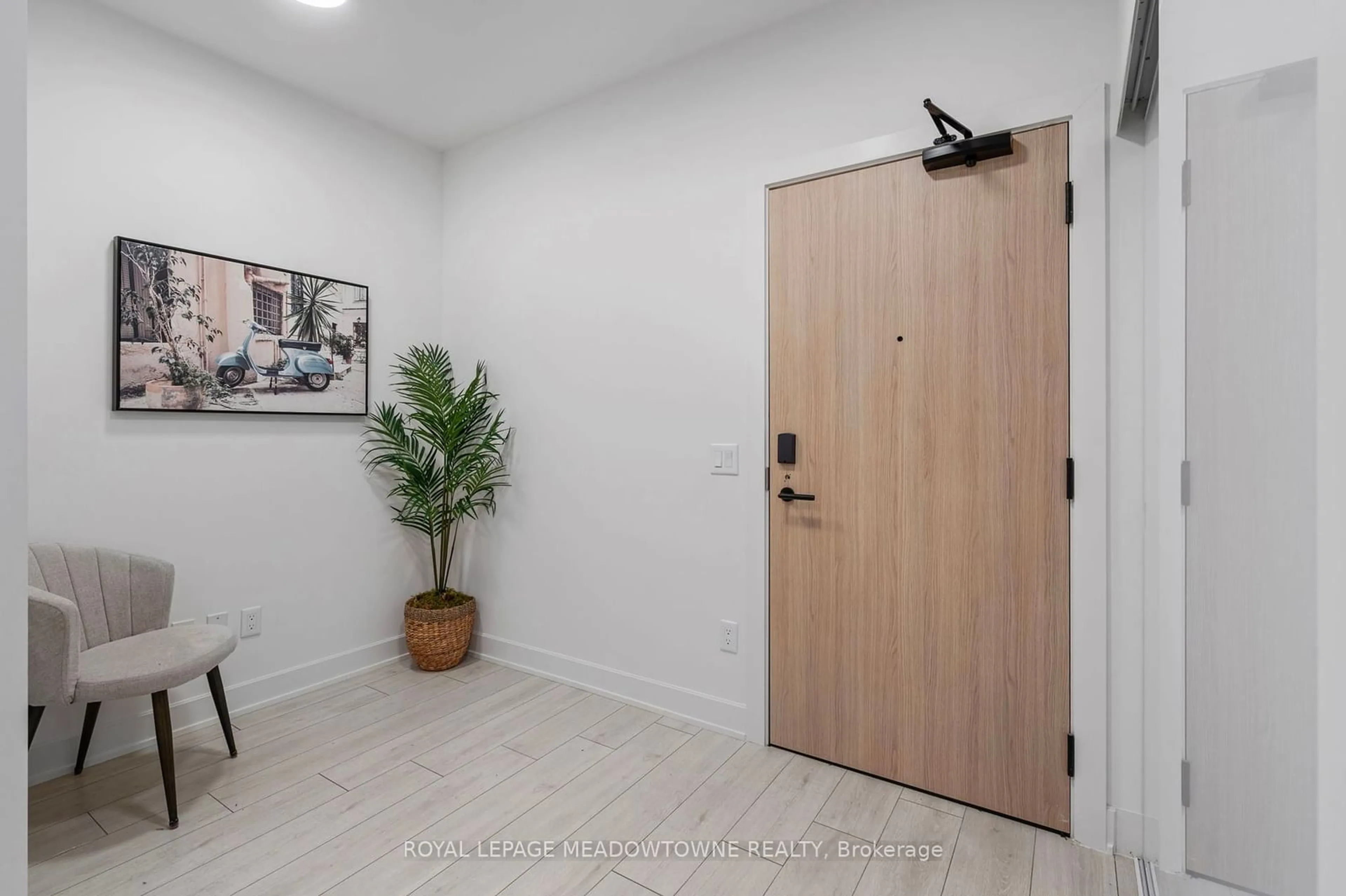 Indoor entryway, wood floors for 15 Mercer St #813, Toronto Ontario M5V 0T8