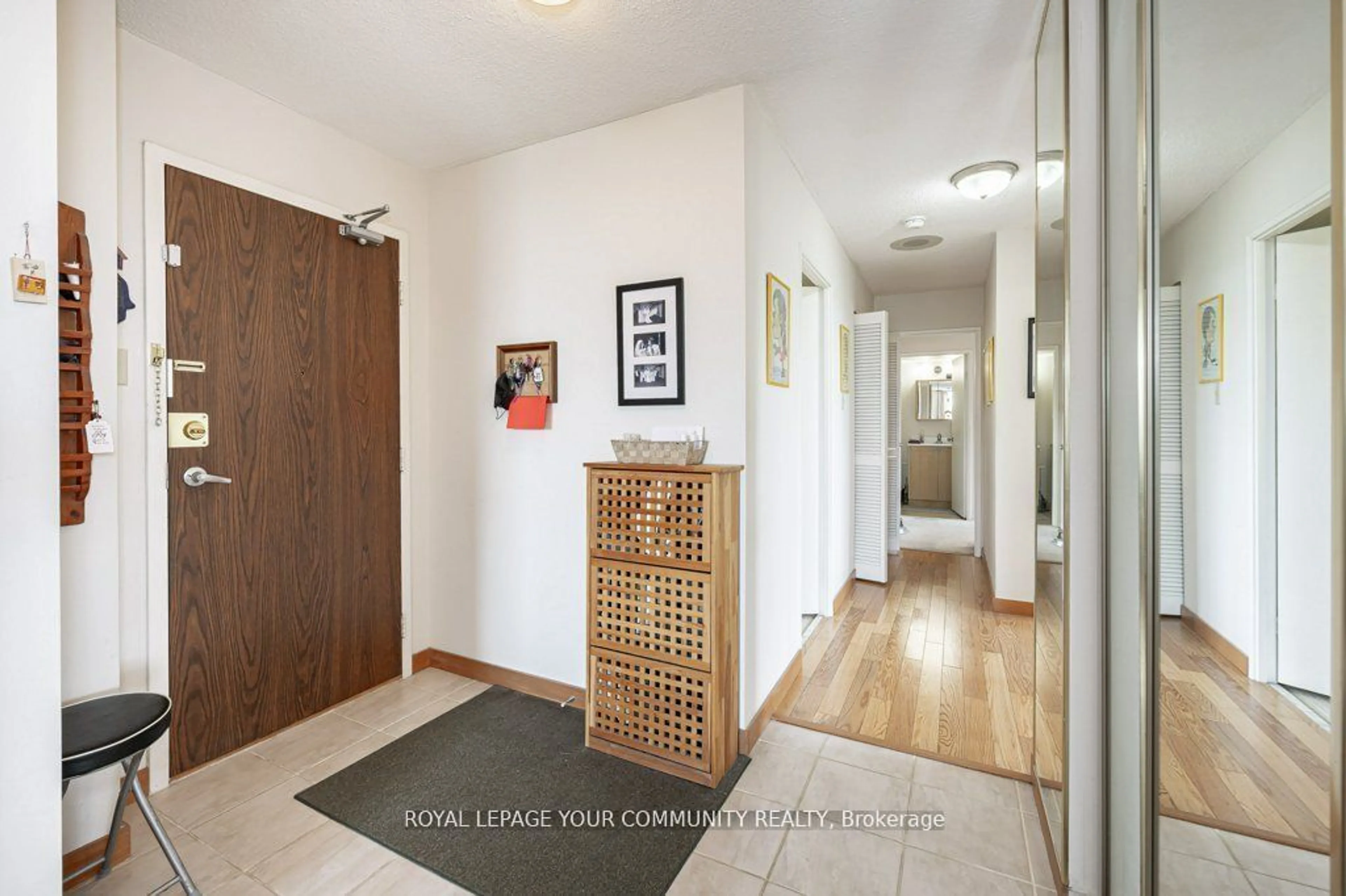 Indoor entryway, wood floors for 133 Torresdale Ave #606, Toronto Ontario M2R 3T2