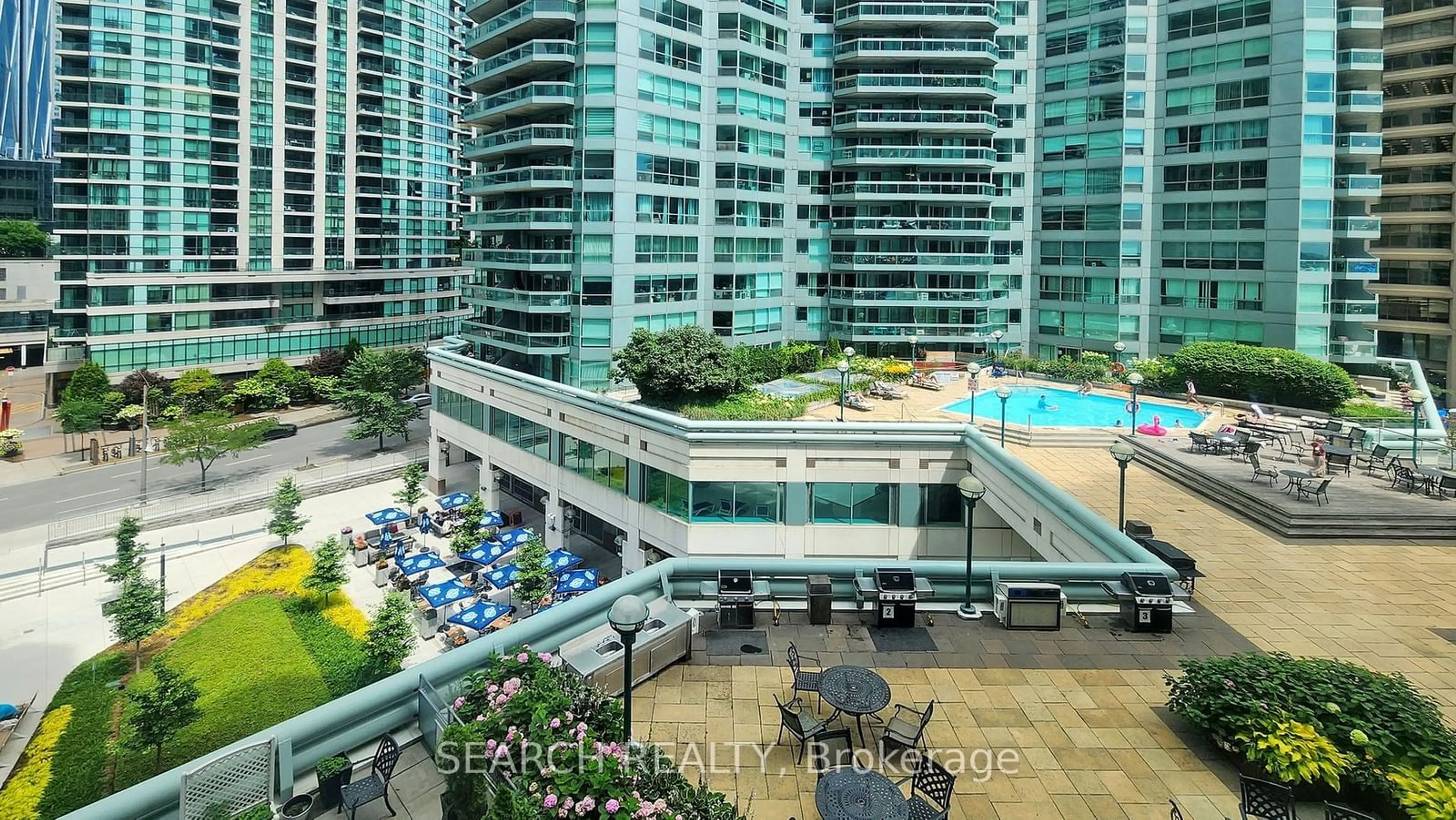 Indoor or outdoor pool for 10 Yonge St #413, Toronto Ontario M5J 1R4