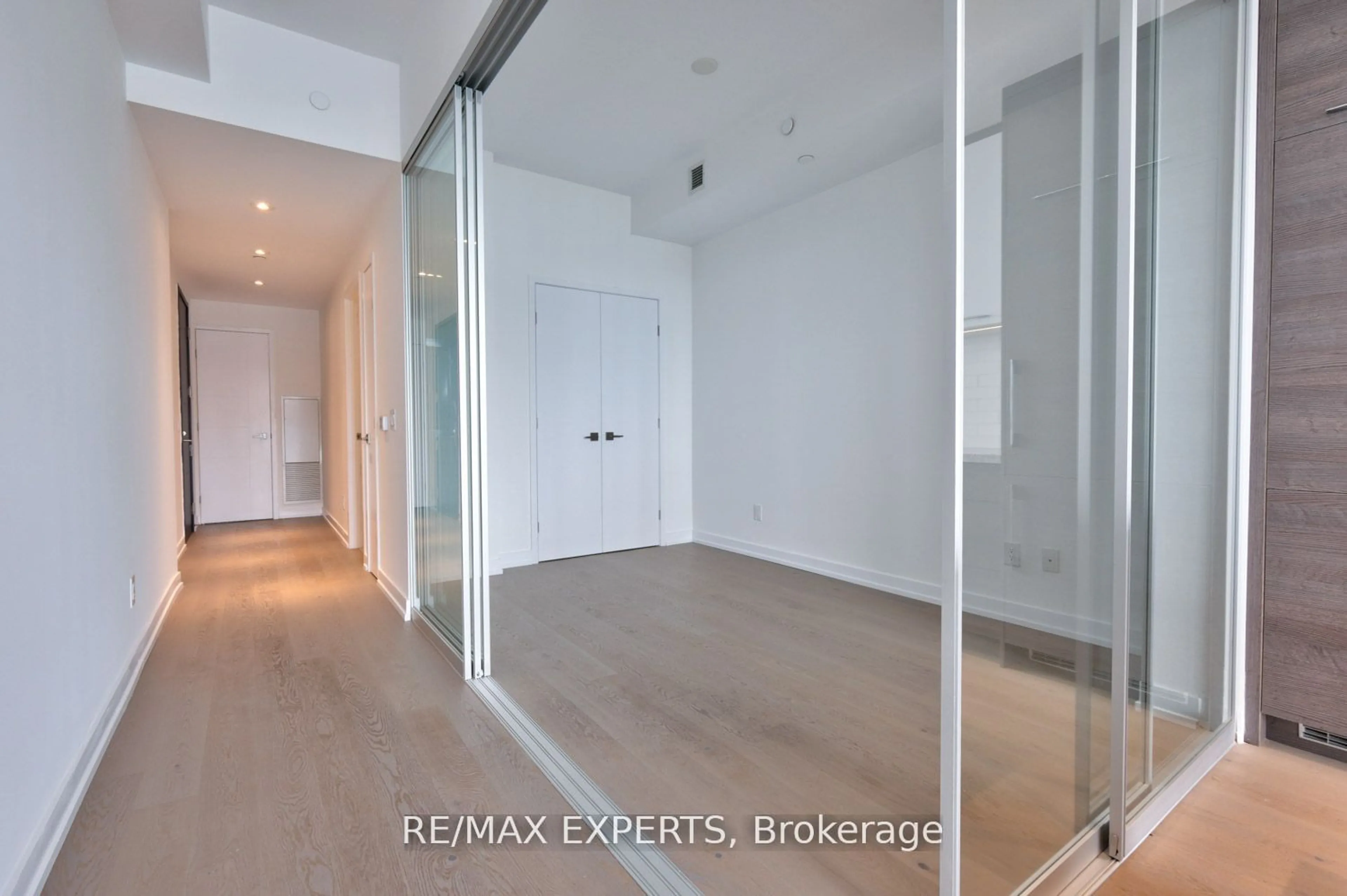 Indoor entryway, wood floors for 488 University Ave #3509, Toronto Ontario M5G 0C1