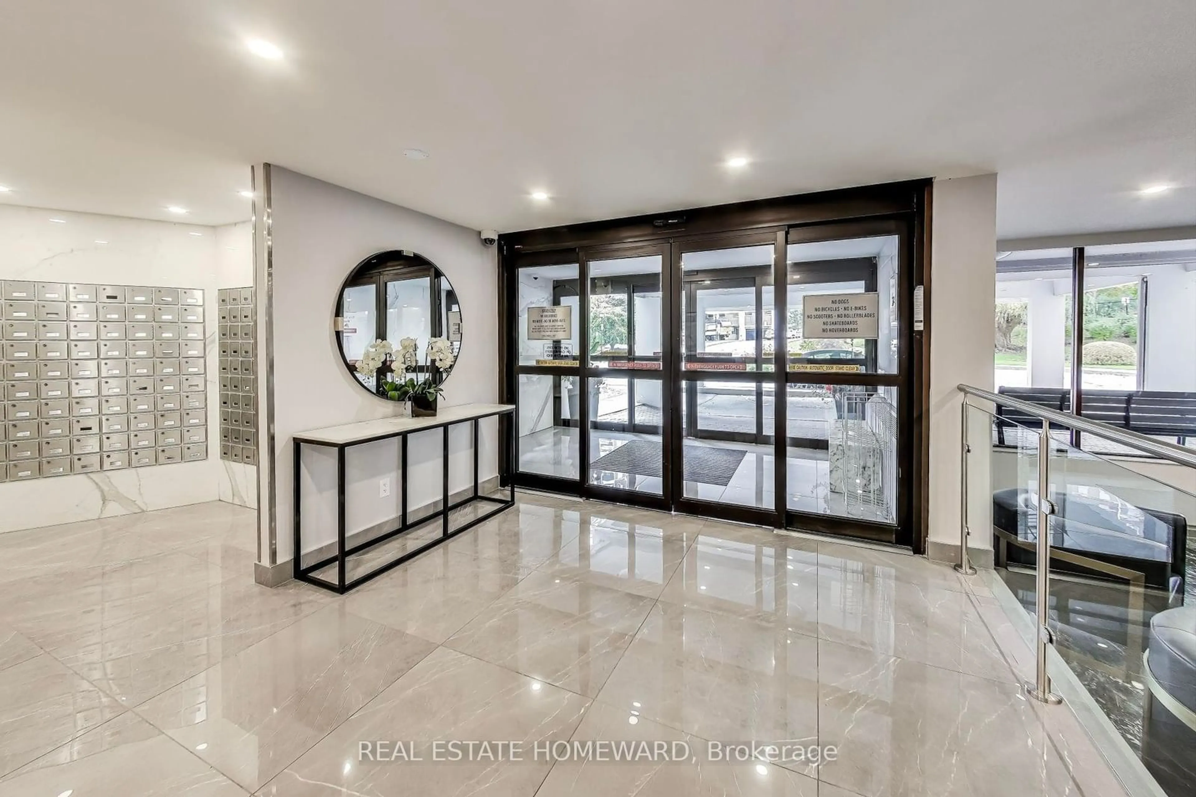 Indoor foyer, ceramic floors for 10 Edgecliff Gfwy #1917, Toronto Ontario M3C 3A3