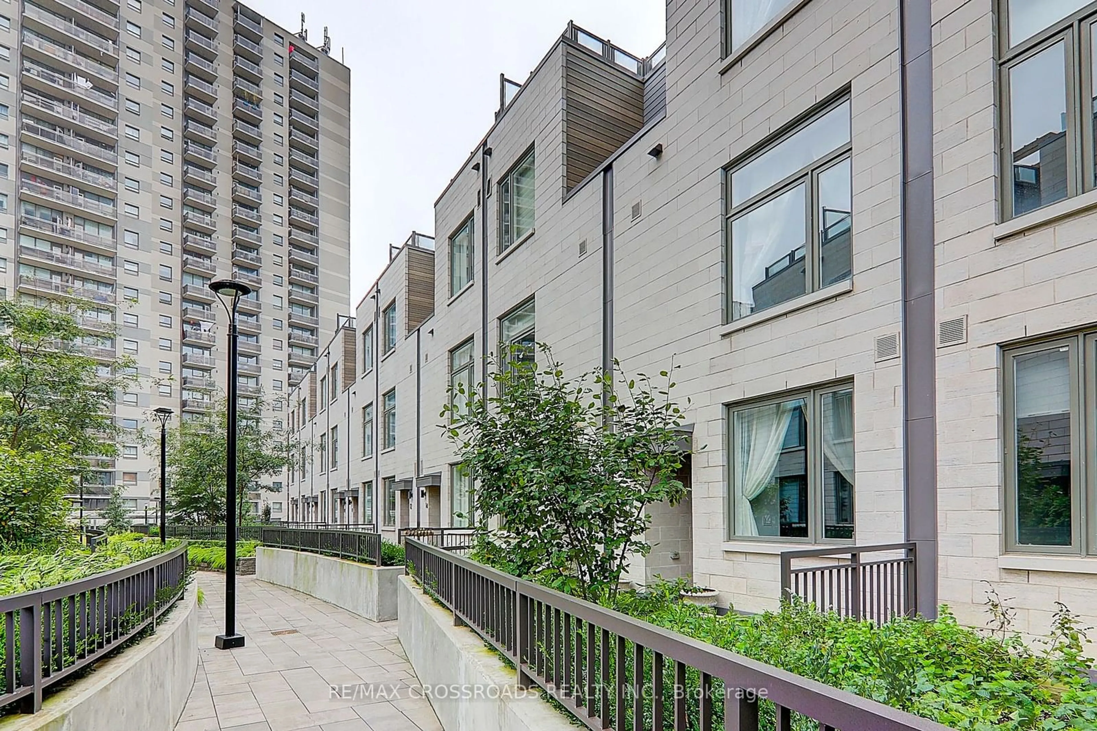 A pic from exterior of the house or condo, the street view for 270 Davenport Rd #TH18, Toronto Ontario M5R 0C1