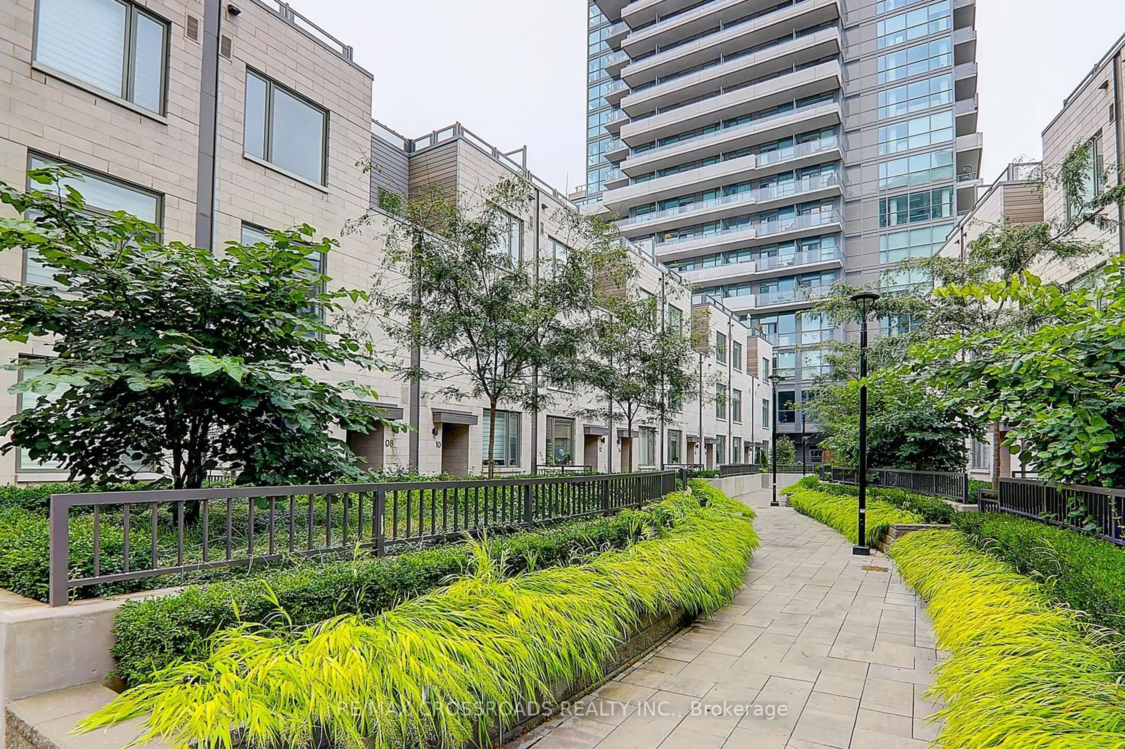 A pic from exterior of the house or condo, the street view for 270 Davenport Rd #TH18, Toronto Ontario M5R 0C1