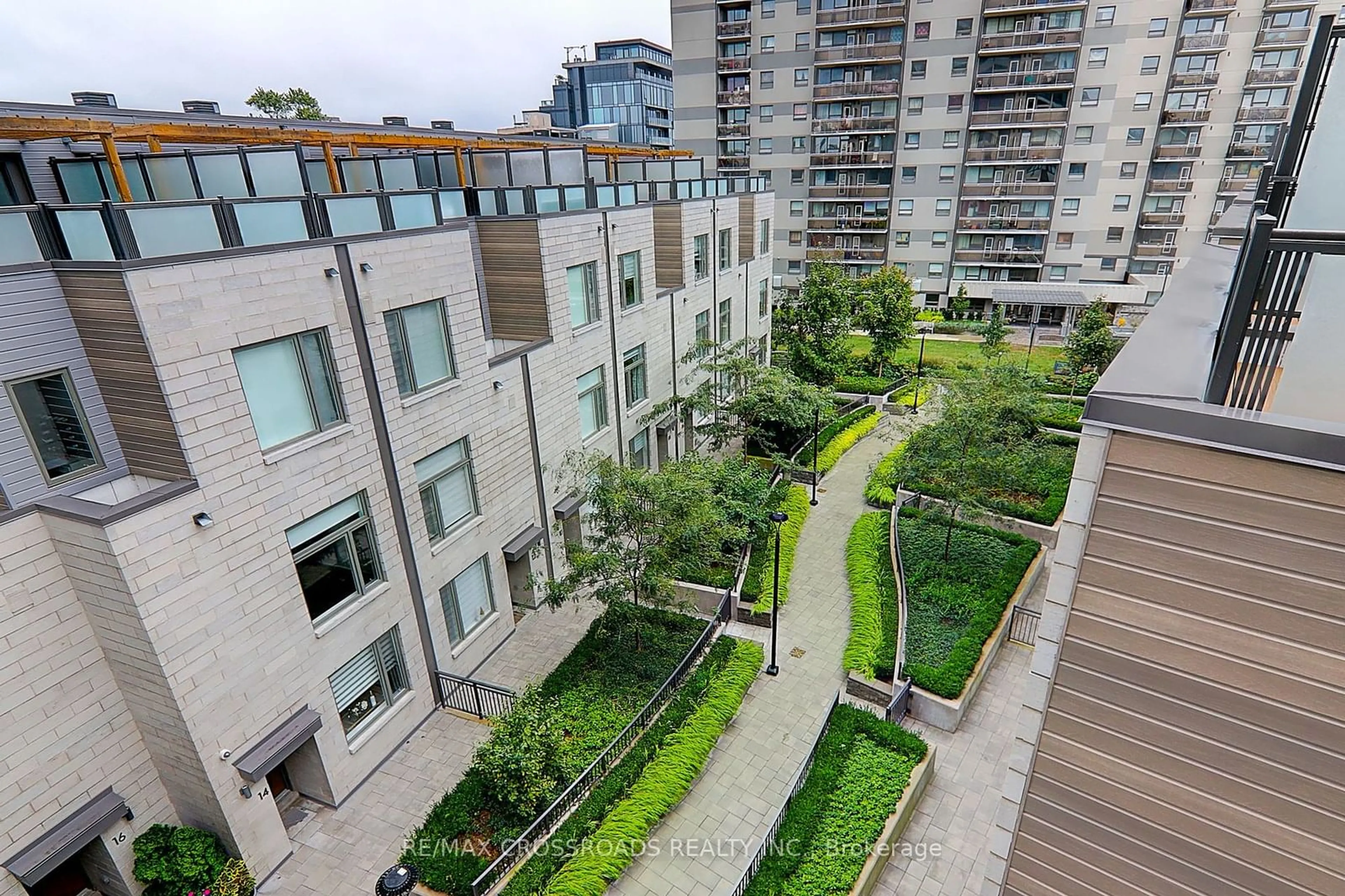 A pic from exterior of the house or condo, the street view for 270 Davenport Rd #TH18, Toronto Ontario M5R 0C1