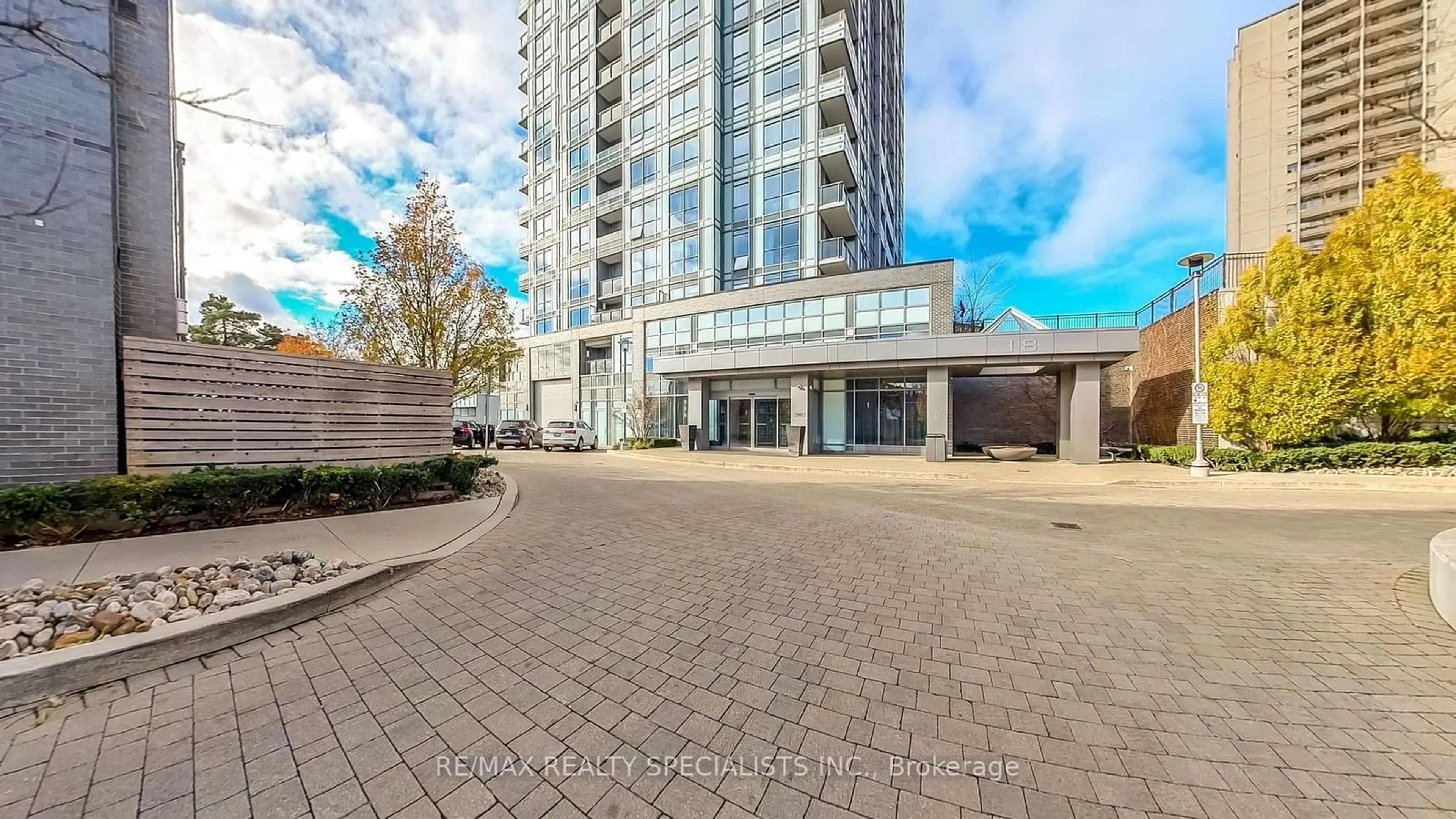 A pic from exterior of the house or condo, the front or back of building for 18 Graydon Hall Dr #708, Toronto Ontario M3A 2Z9