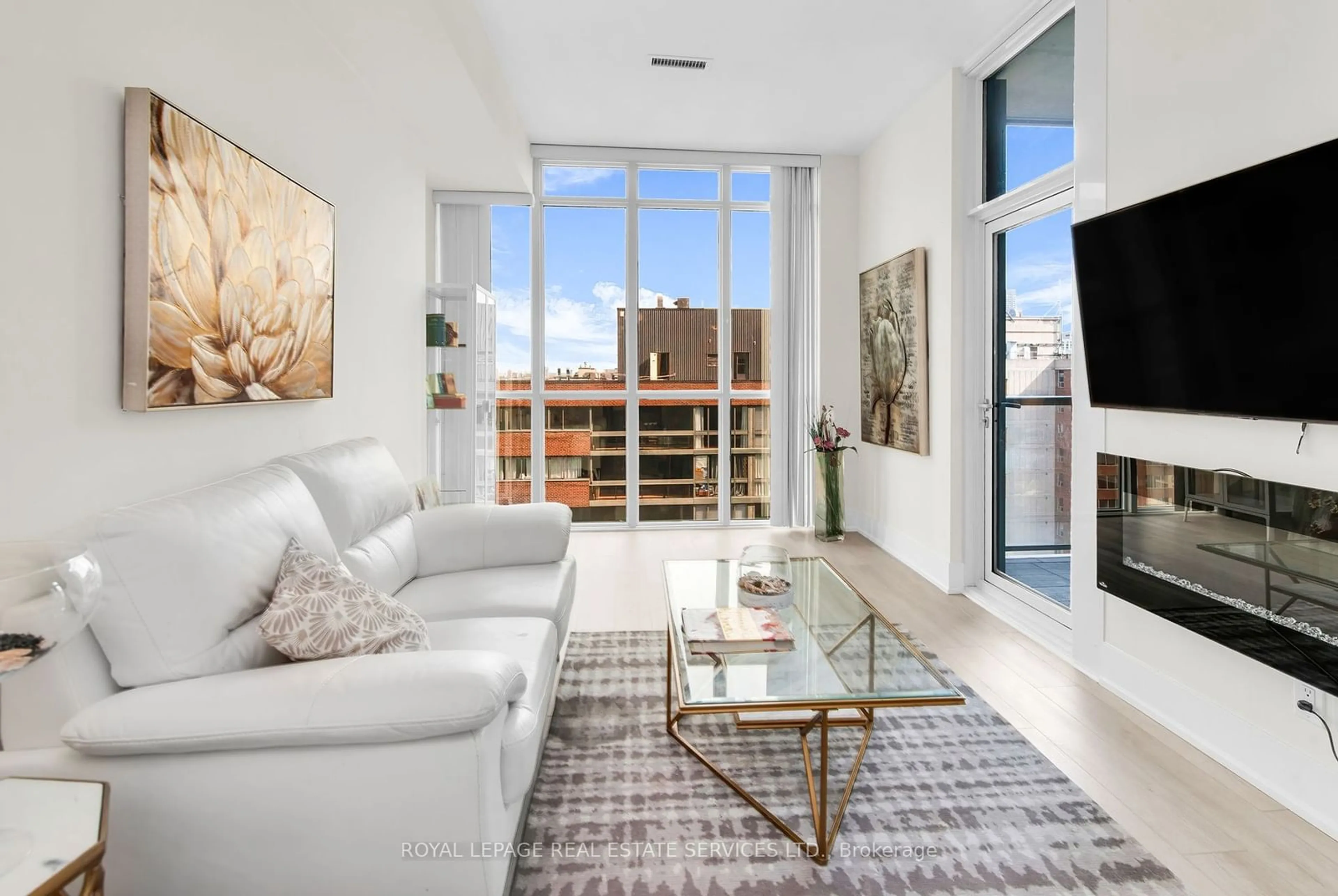 Living room, carpet floors for 32 Davenport Rd #1405, Toronto Ontario M5R 0B5