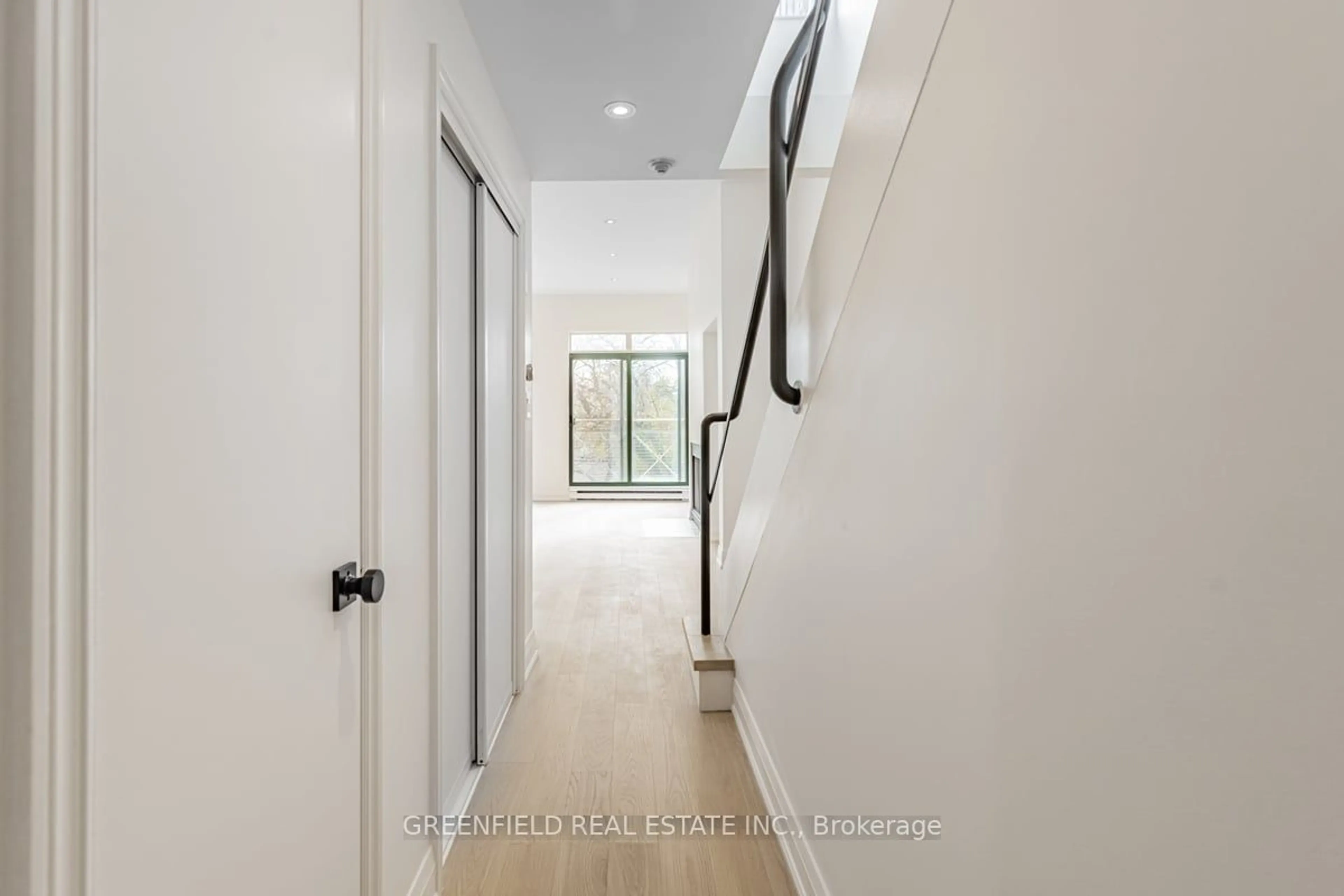 Indoor entryway, wood floors for 185 Carlton St #3, Toronto Ontario M5A 2K7