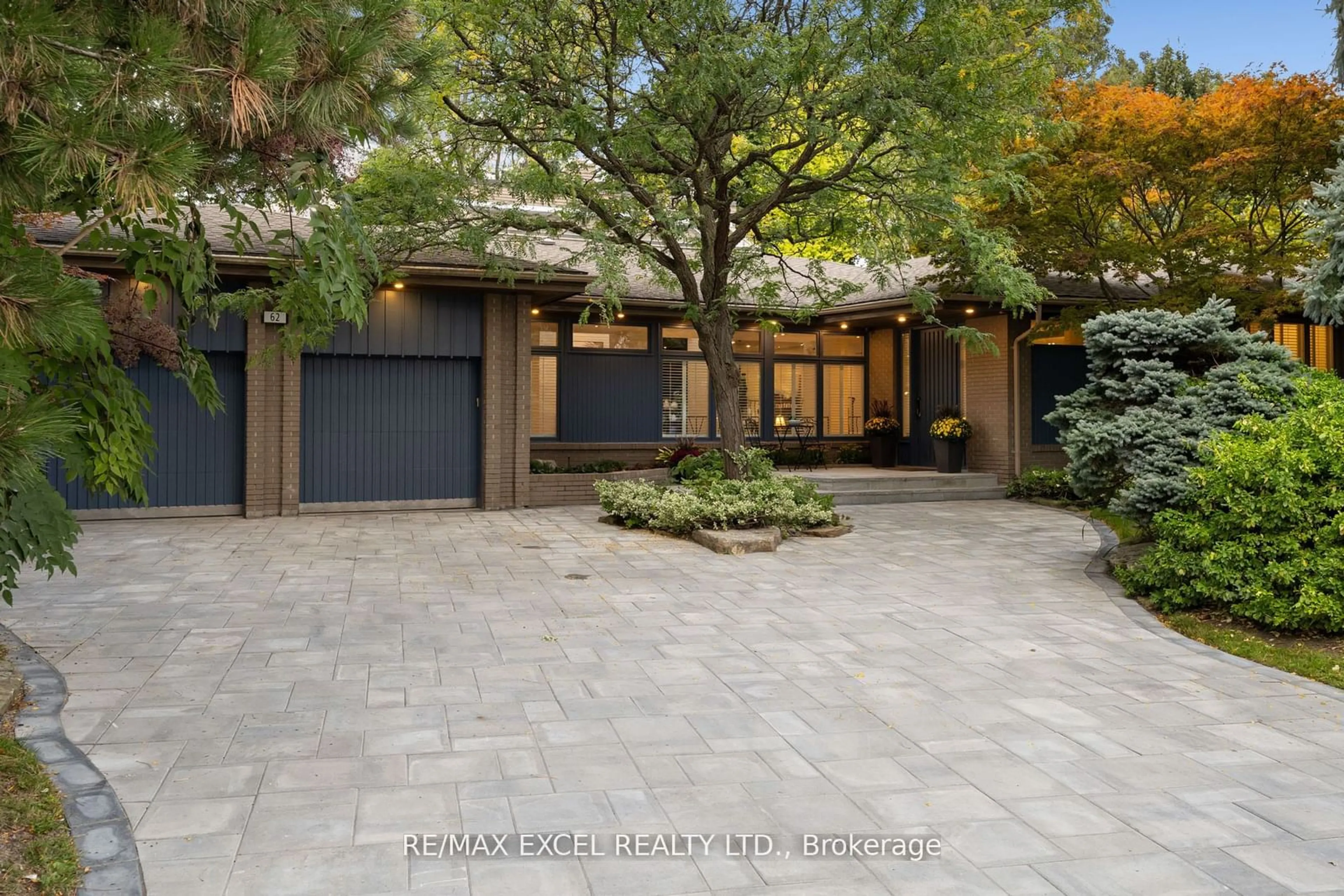 Indoor entryway, cement floor for 62 Wimpole Dr, Toronto Ontario M2L 2L3