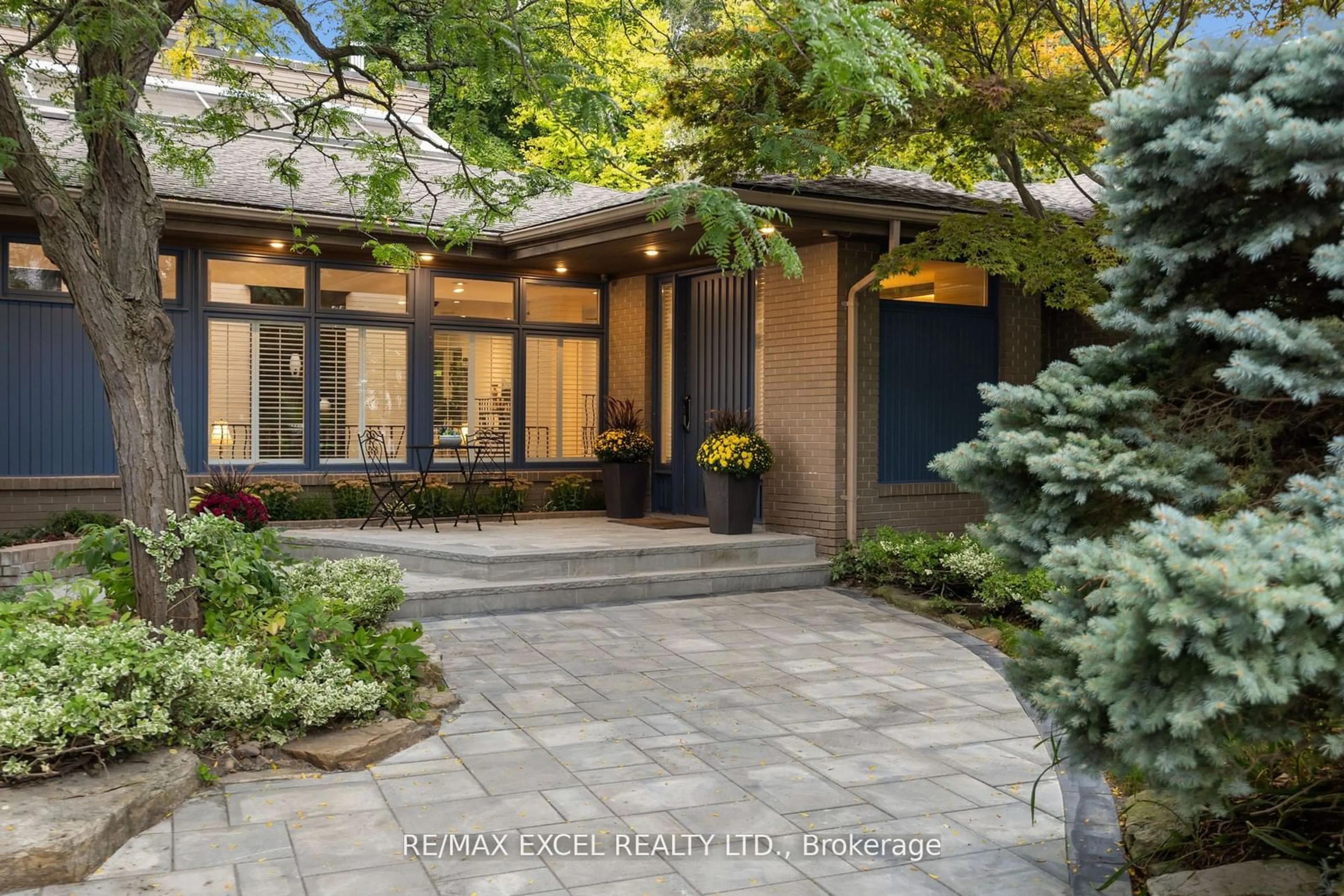 Indoor entryway, wood floors for 62 Wimpole Dr, Toronto Ontario M2L 2L3