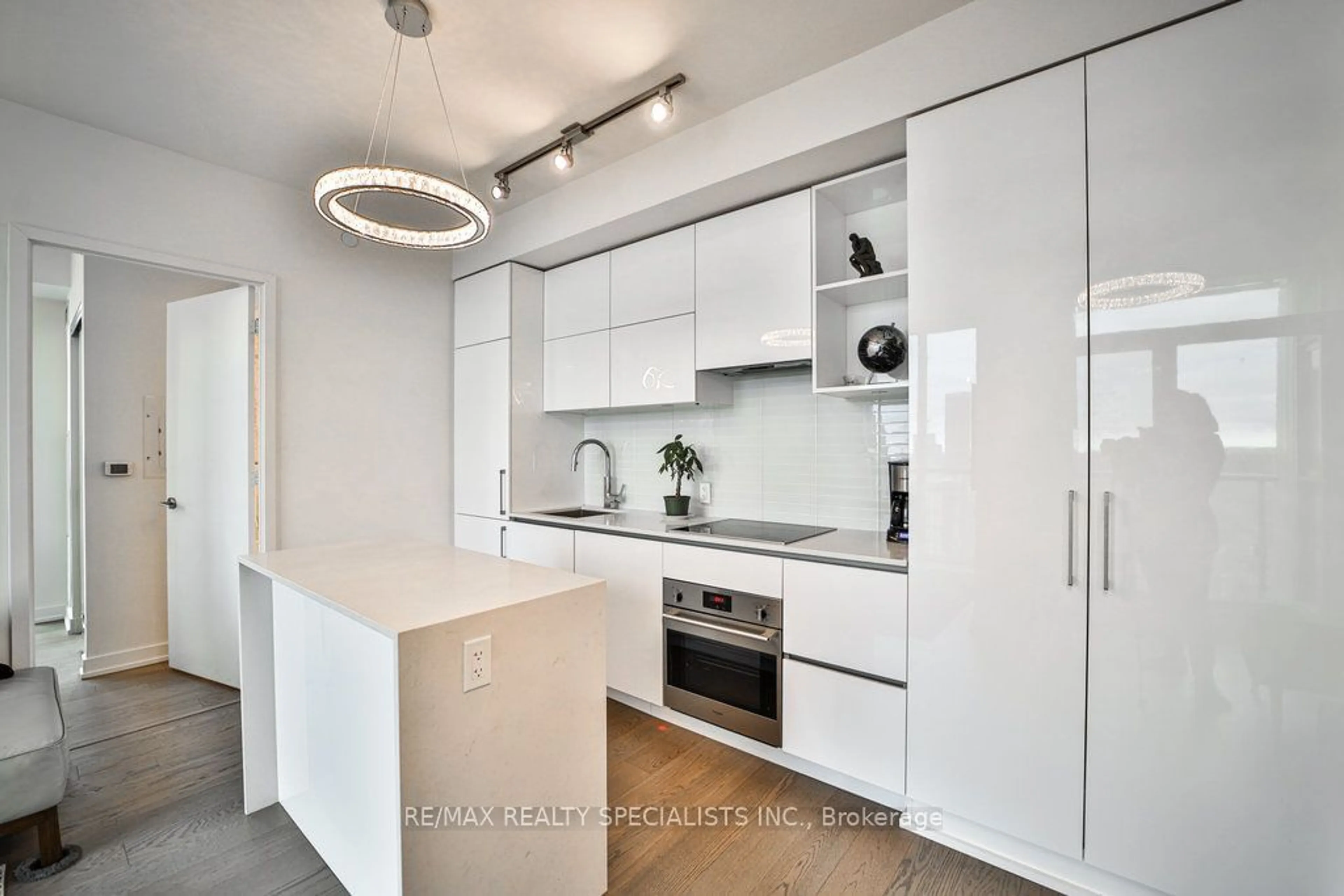 Contemporary kitchen for 1 Yorkville Ave #3411, Toronto Ontario M4W 0B1