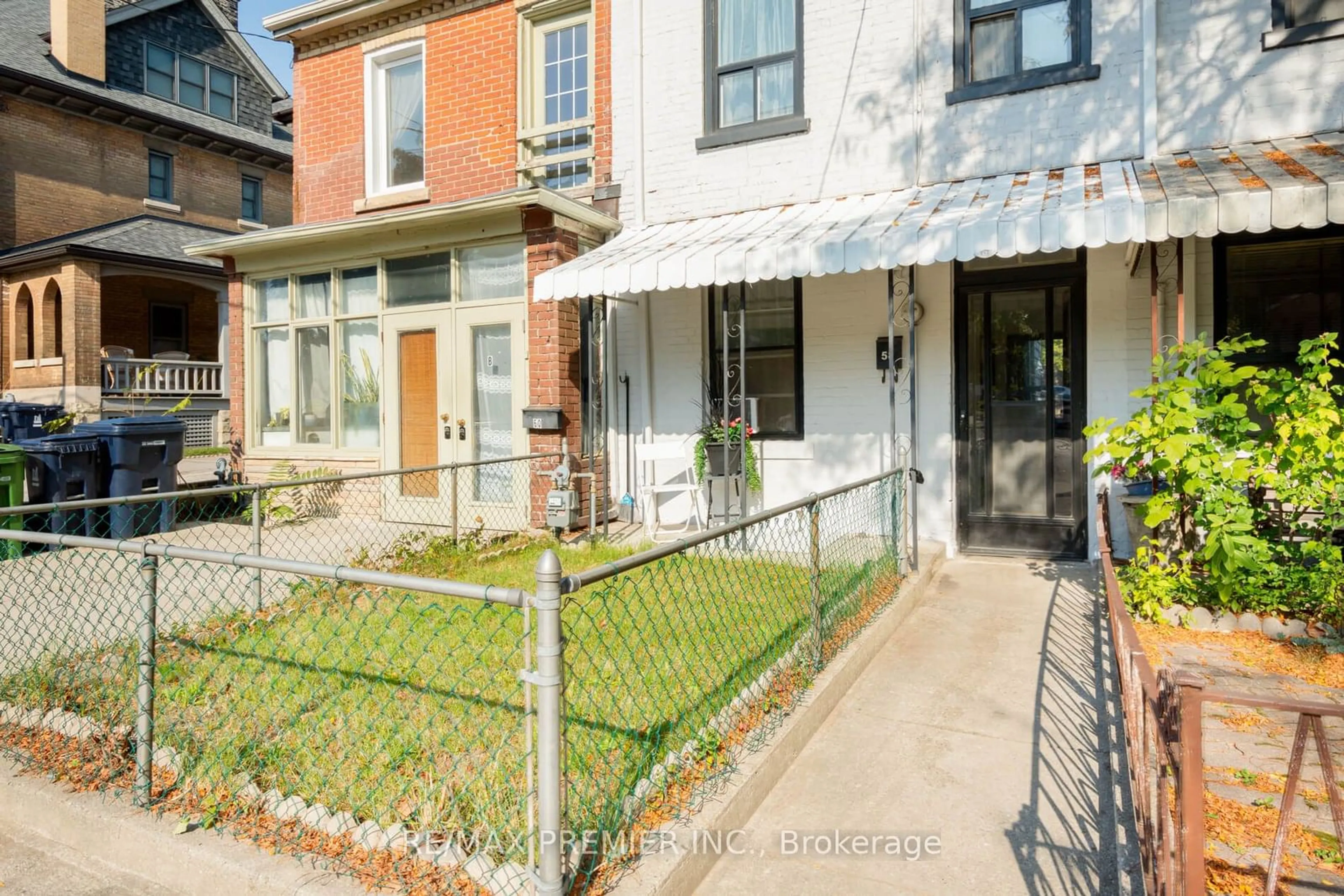 Home with brick exterior material for 58 Mansfield Ave, Toronto Ontario M6J 2B2