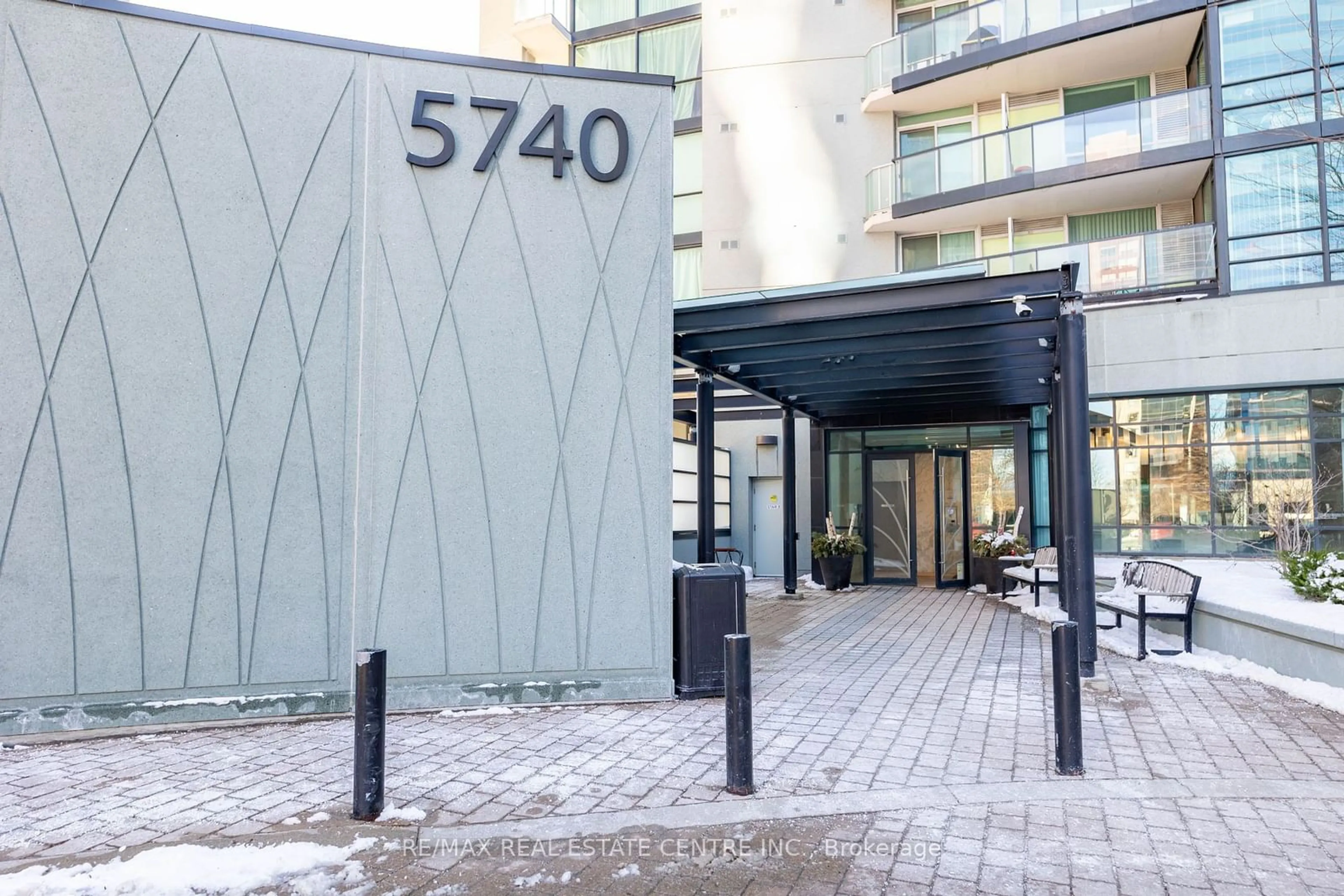 Indoor foyer, ceramic floors for 5740 Yonge St #1505, Toronto Ontario M2M 0B1