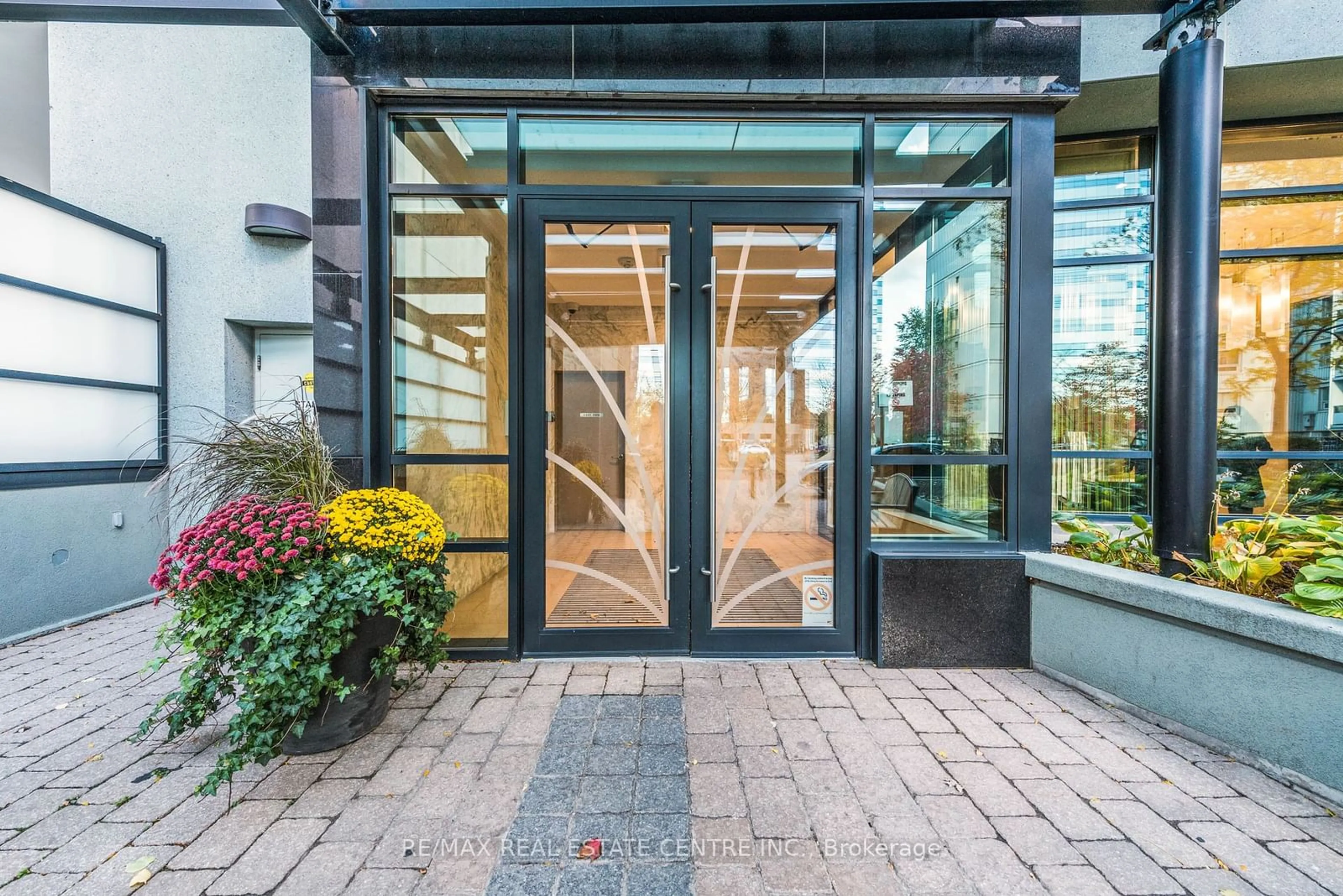 Indoor foyer, ceramic floors for 5740 Yonge St #1505, Toronto Ontario M2M 0B1