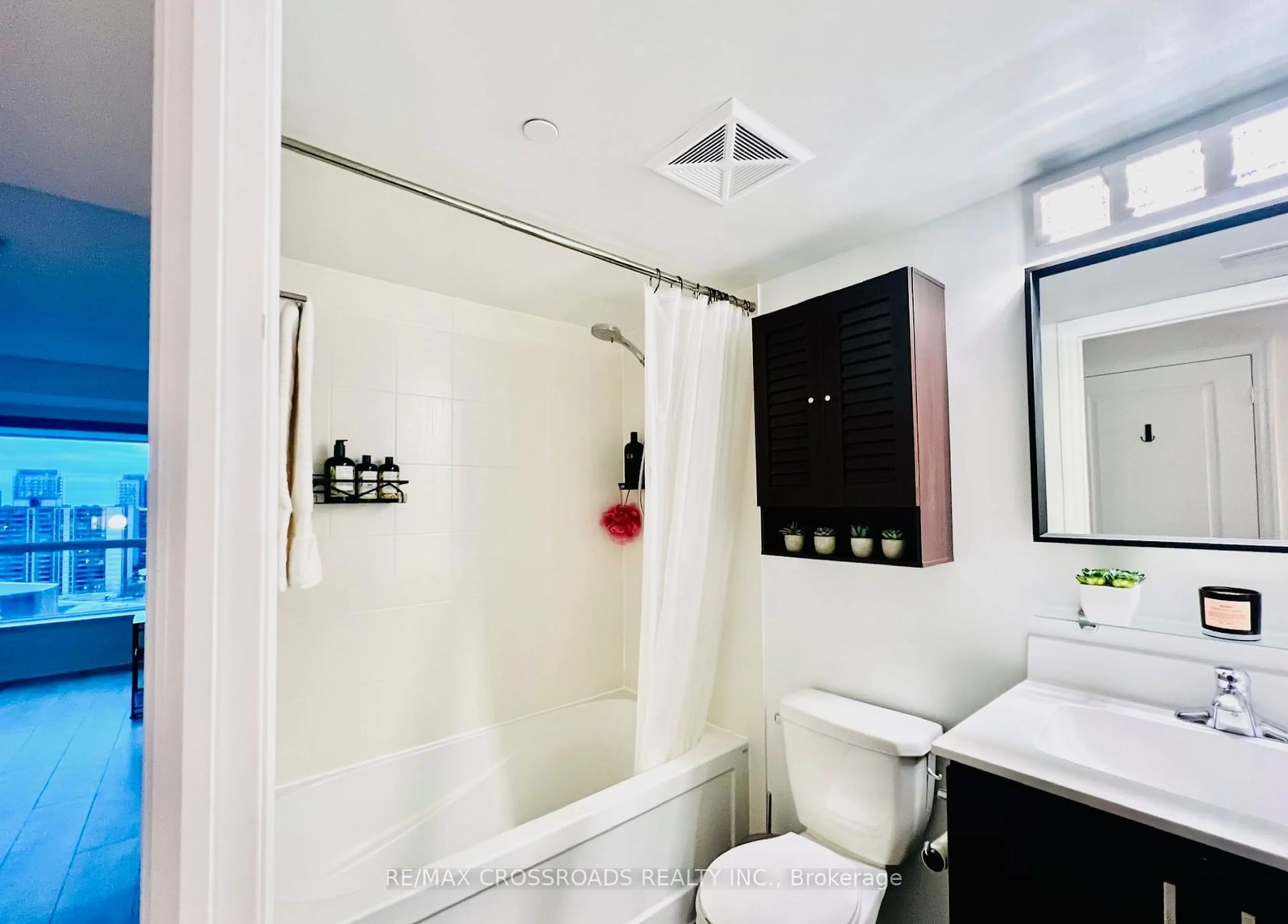 Standard bathroom for 275 Yorkland Rd #1702, Toronto Ontario M2J 0B4