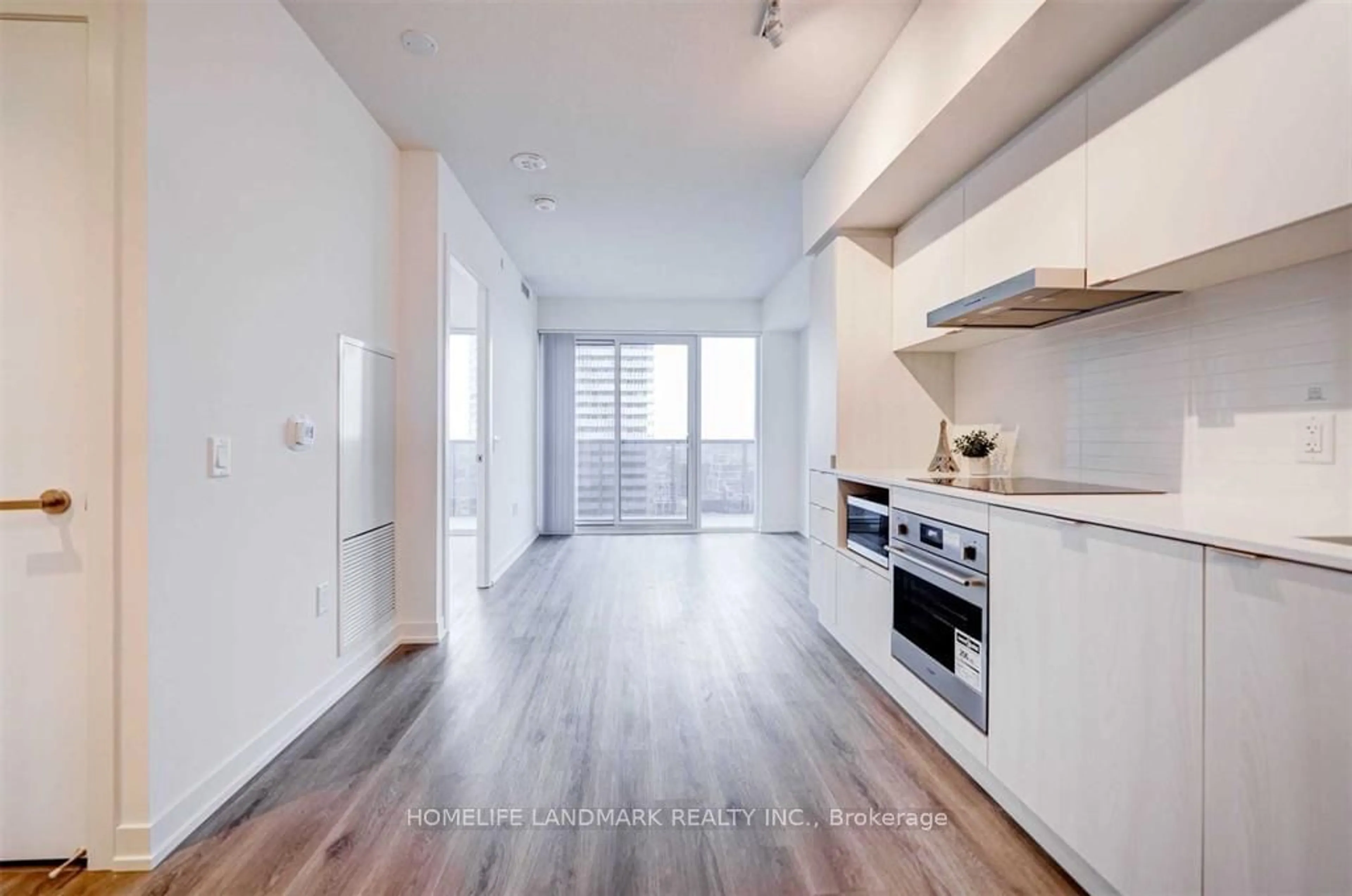 Standard kitchen, wood floors for 138 Downes St #2706, Toronto Ontario M5E 0E4