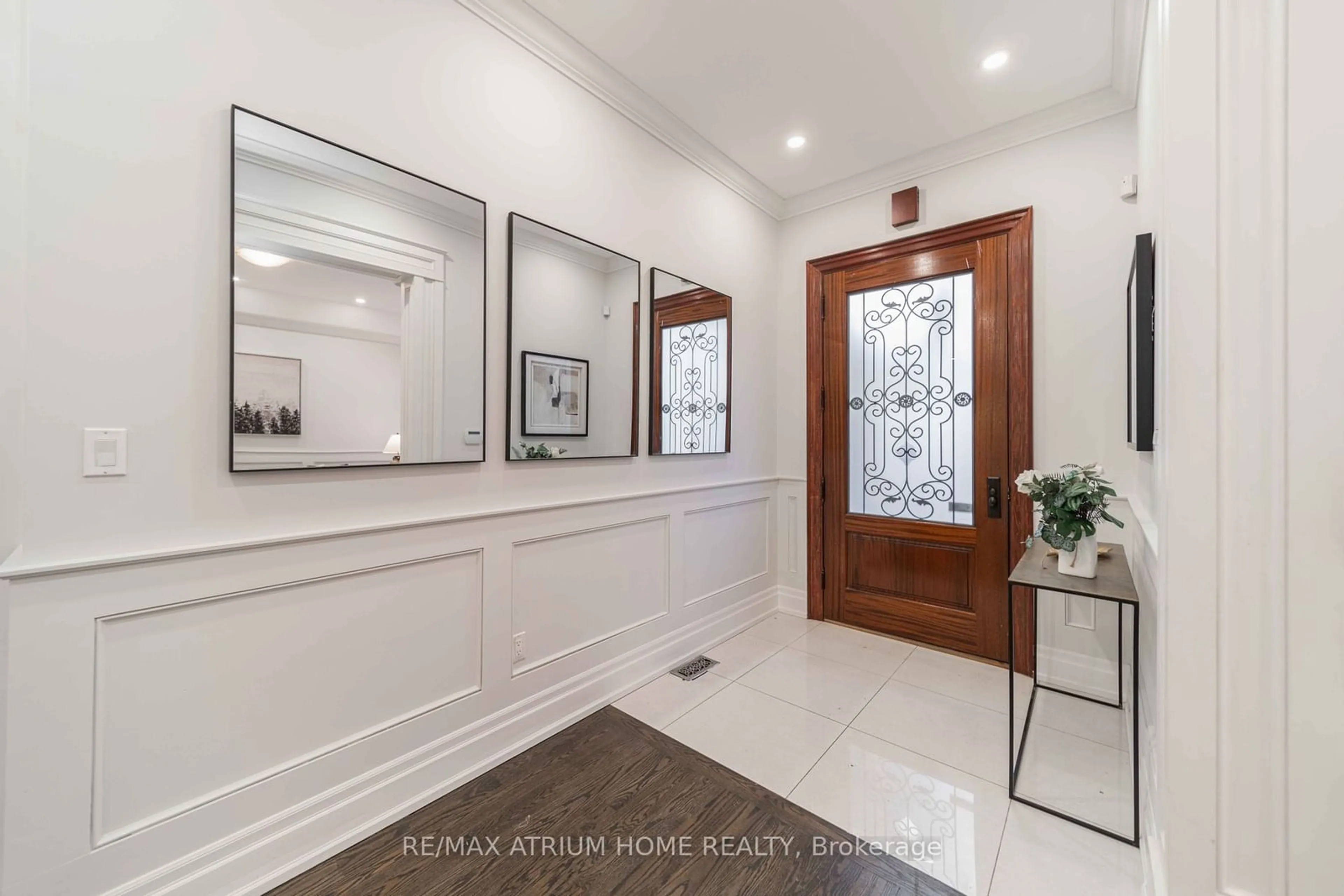 Indoor entryway, wood floors for 116 Church Ave, Toronto Ontario M2N 4G2