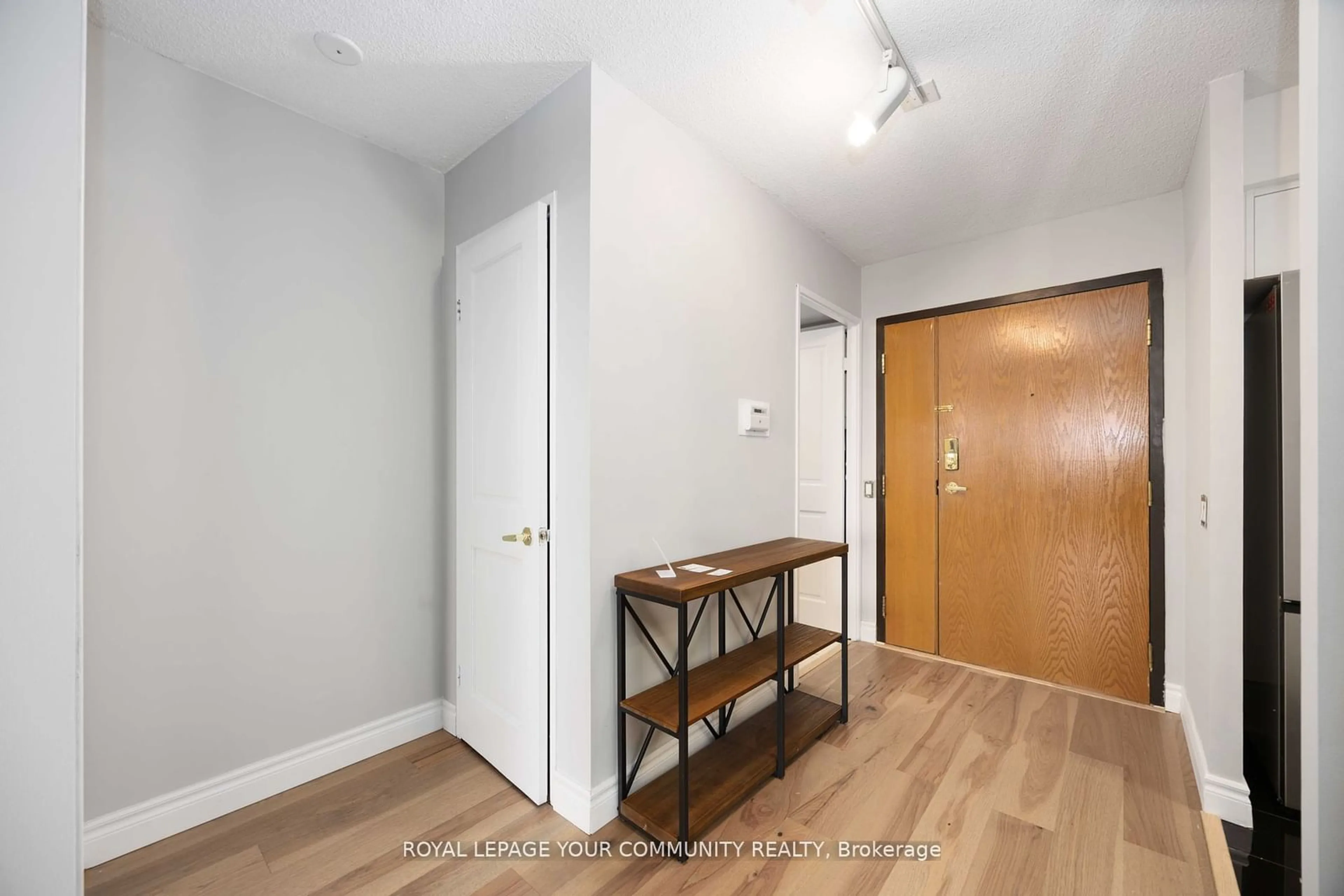 Indoor entryway, wood floors for 100 Upper Madison Ave #2009, Toronto Ontario M2N 6M4