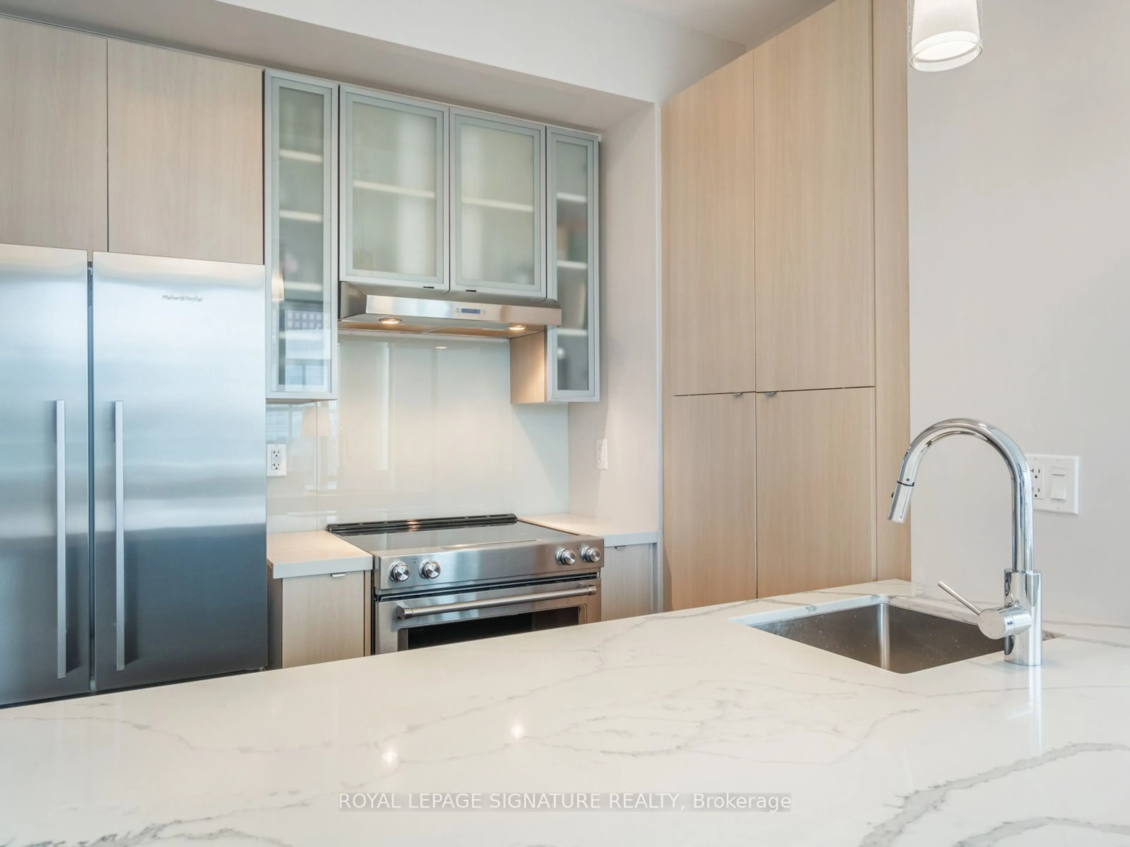 Standard kitchen for 33 Lombard St #3401, Toronto Ontario M5C 3H8