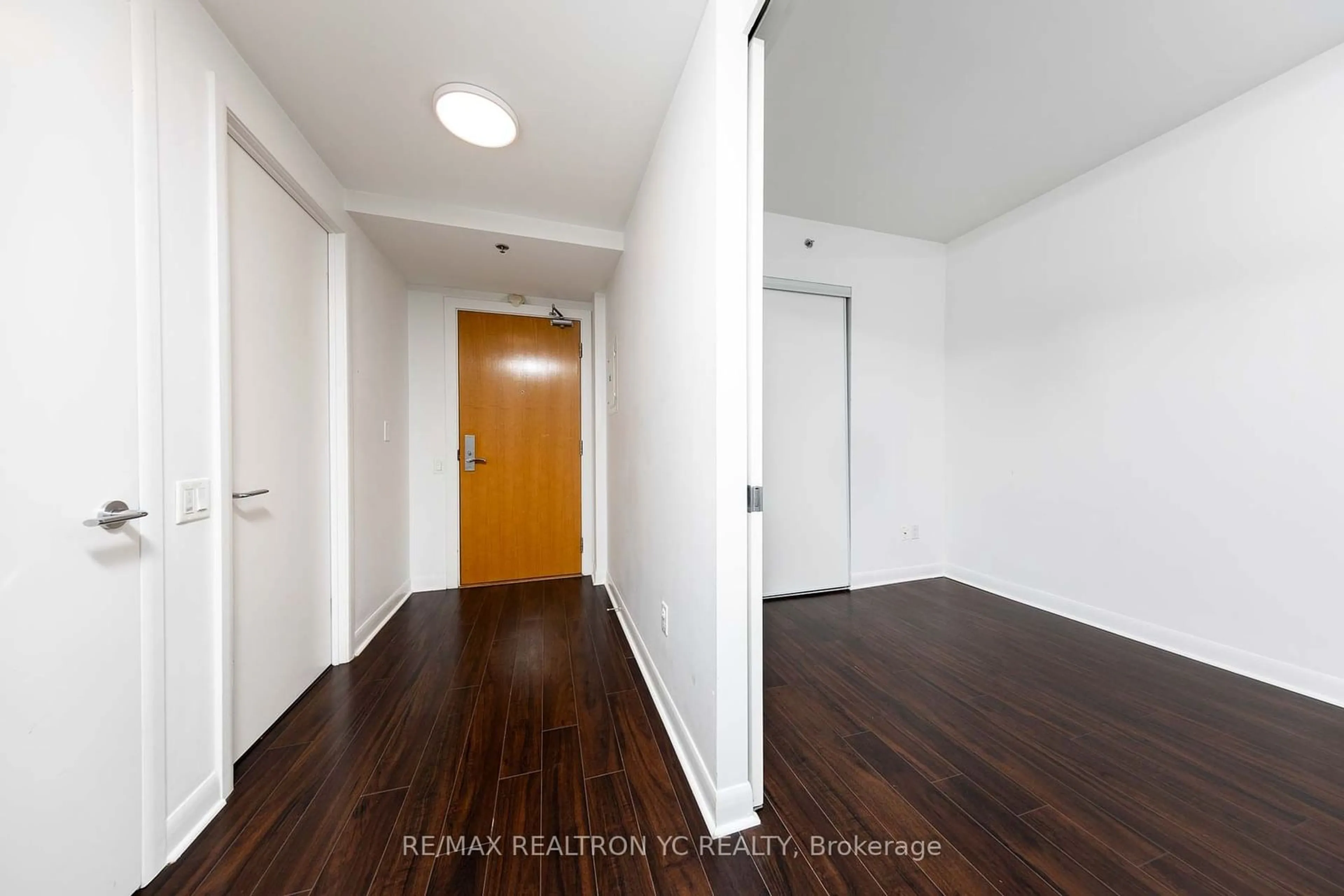 Indoor foyer, wood floors for 375 King St #1403, Toronto Ontario M5V 1K5