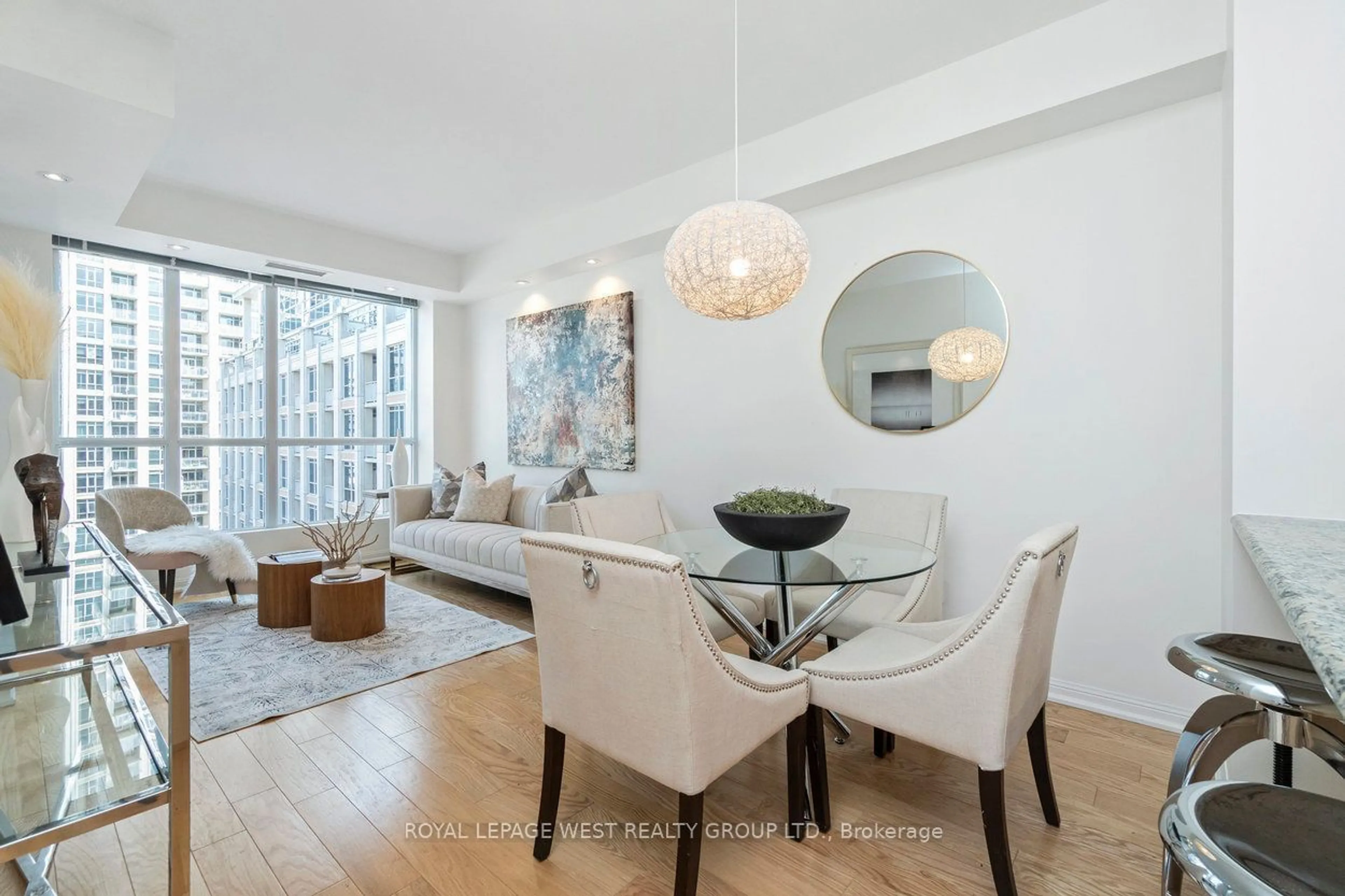 Dining room, wood floors for 628 Fleet St #809, Toronto Ontario M5V 1A8