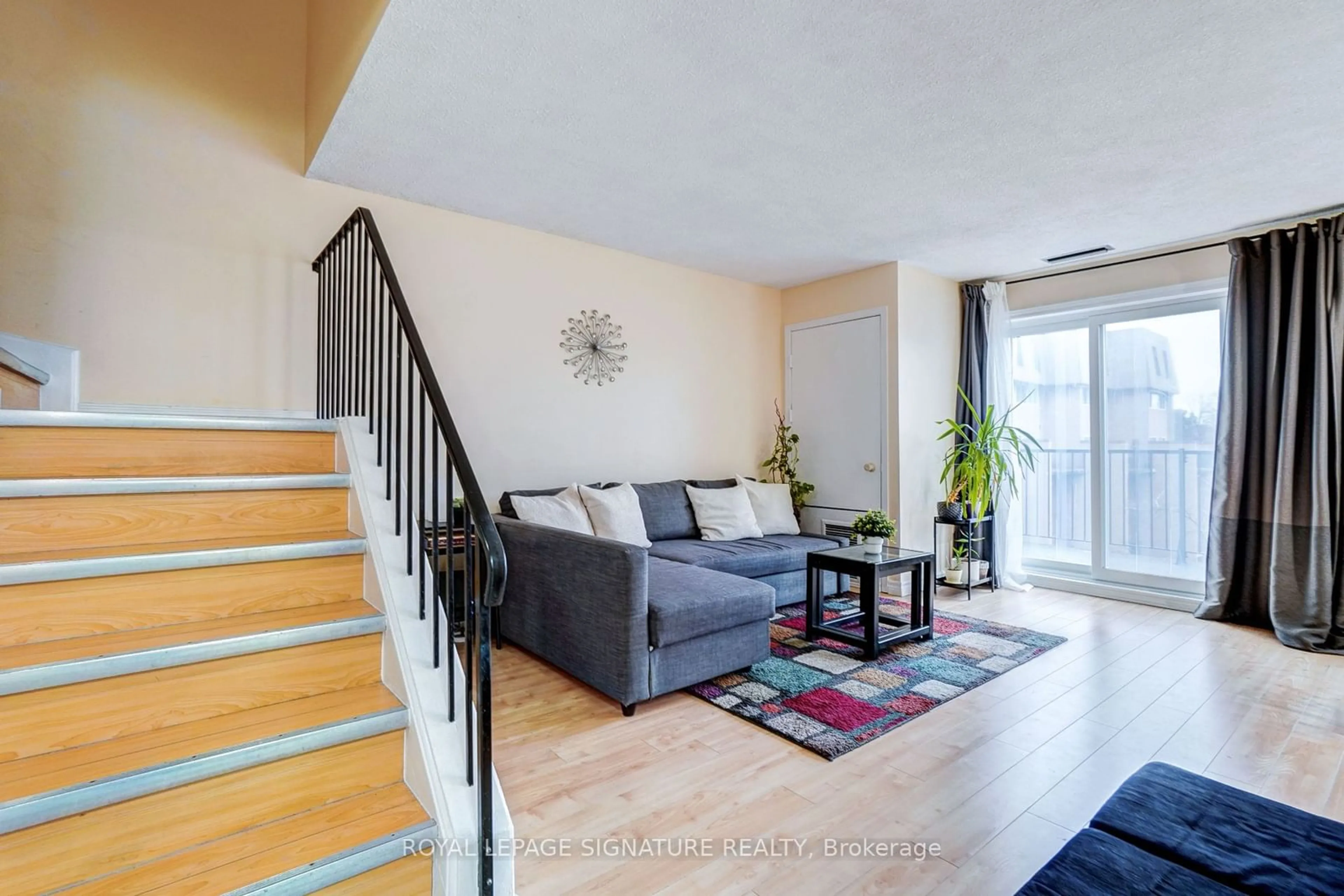 Living room, wood floors for 165 Cherokee Blvd #256, Toronto Ontario M2J 4T7