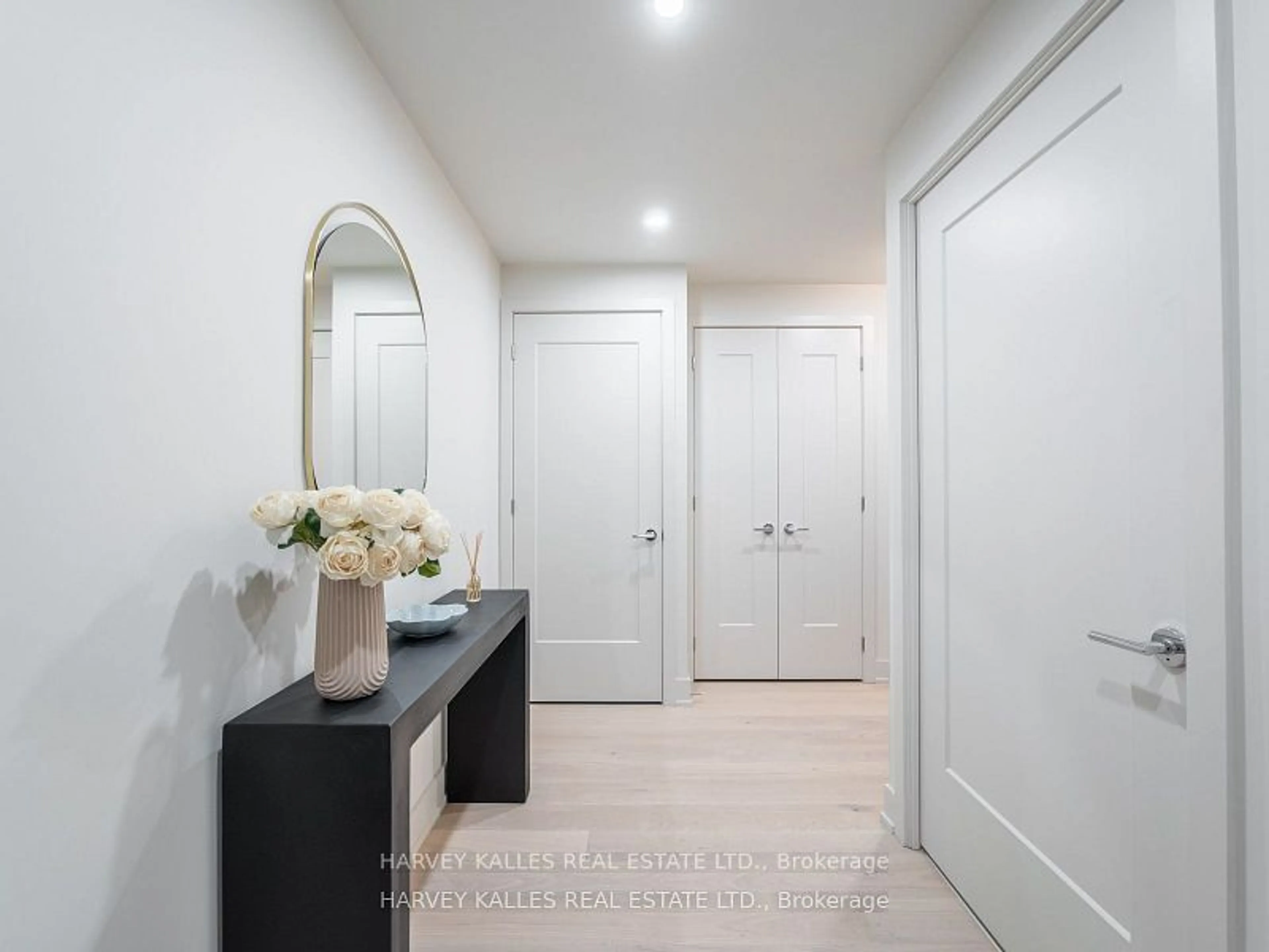 Indoor entryway, wood floors for 8 Manor Rd #LPH4, Toronto Ontario M4S 2A5