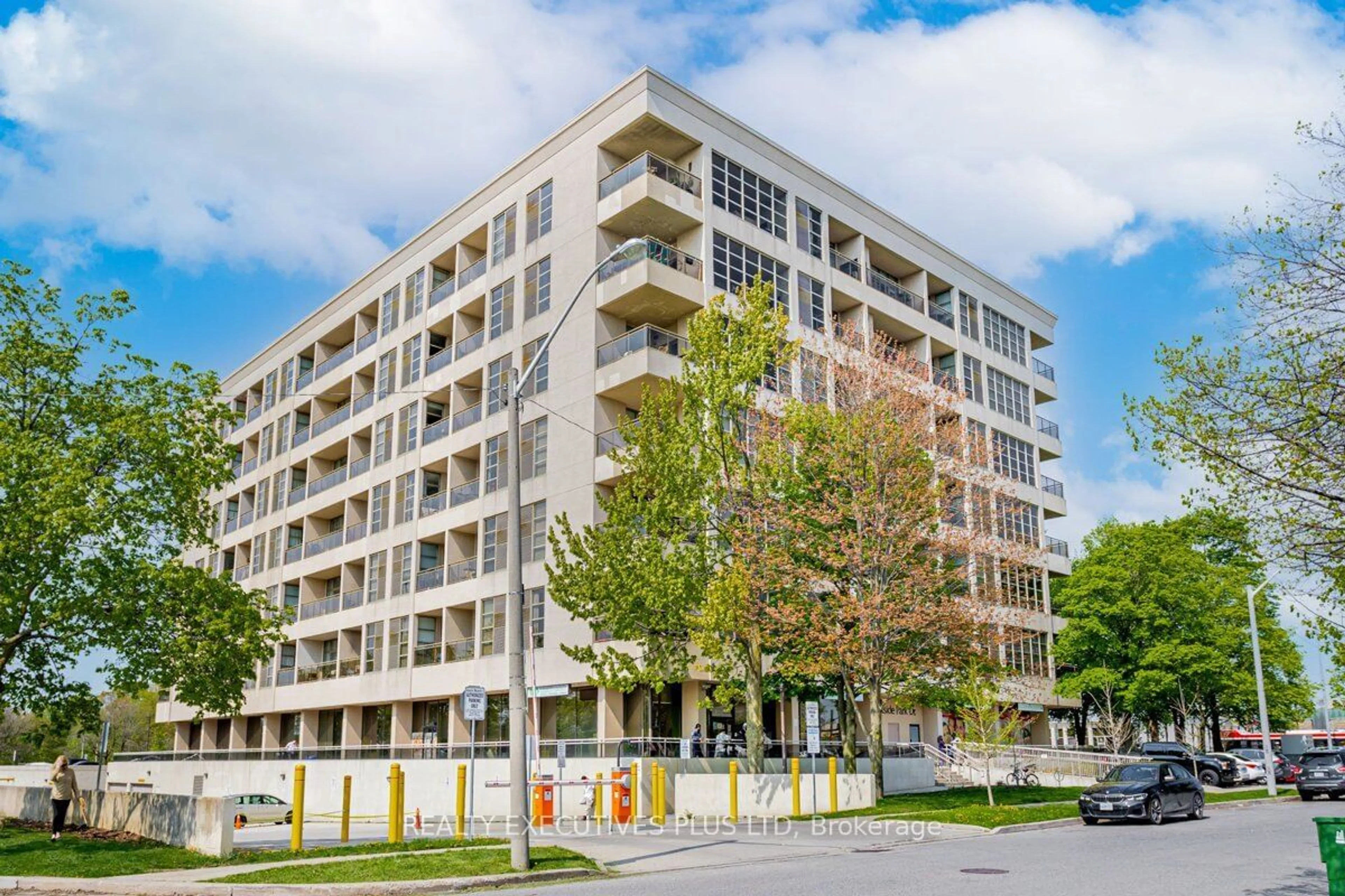 A pic from exterior of the house or condo, the front or back of building for 1 Leaside Park Dr #709, Toronto Ontario M4H 1R1