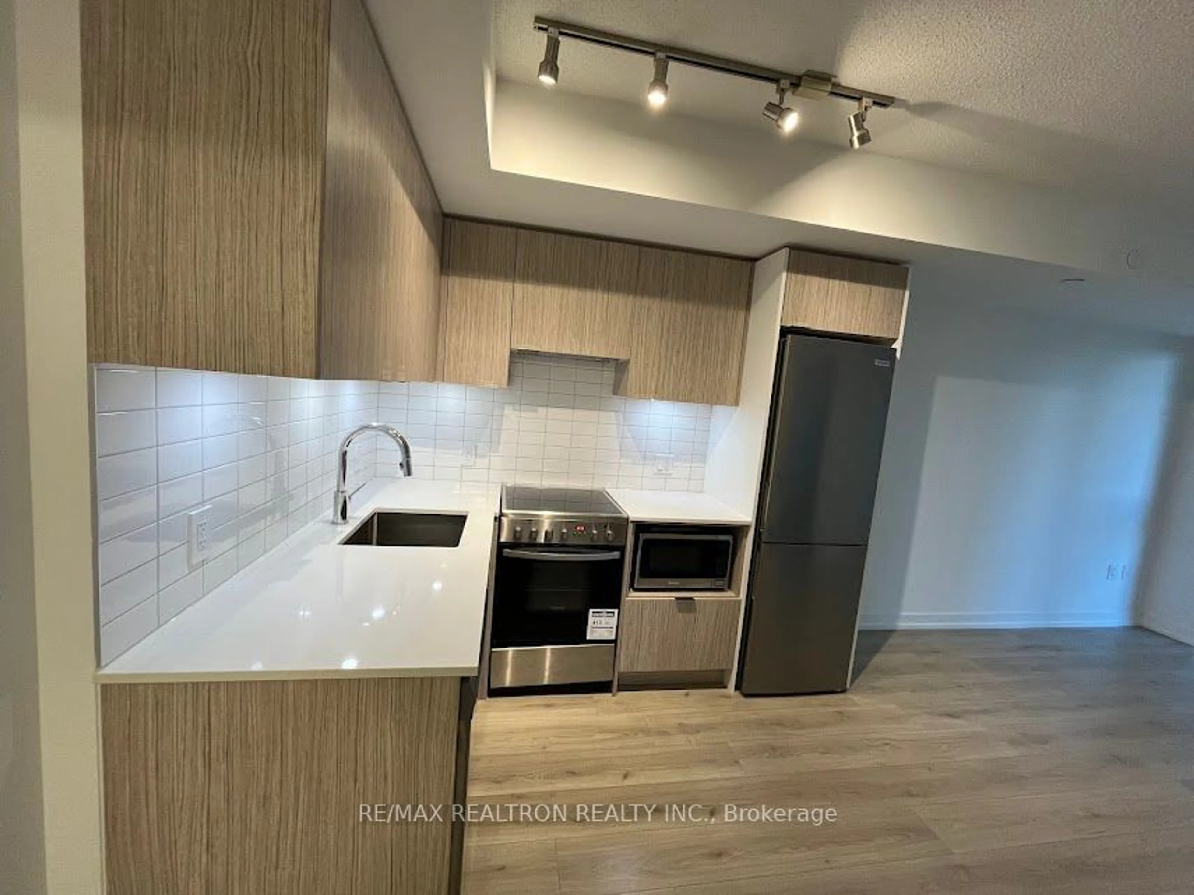 Standard kitchen, wood floors for 395 Bloor St #1304, Toronto Ontario M4W 0B4