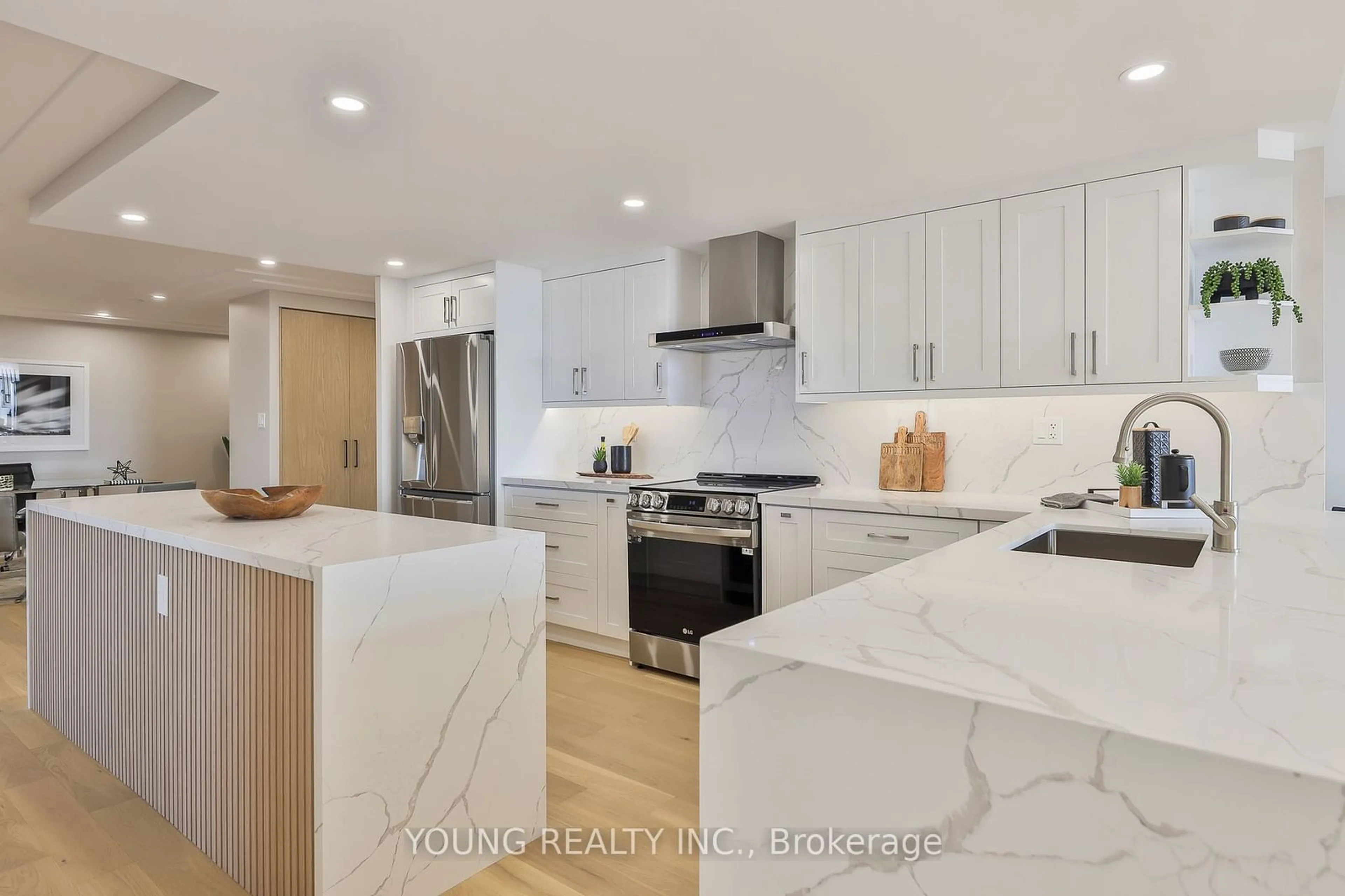 Contemporary kitchen, wood floors for 1555 Finch Ave #2908, Toronto Ontario M2J 4X9