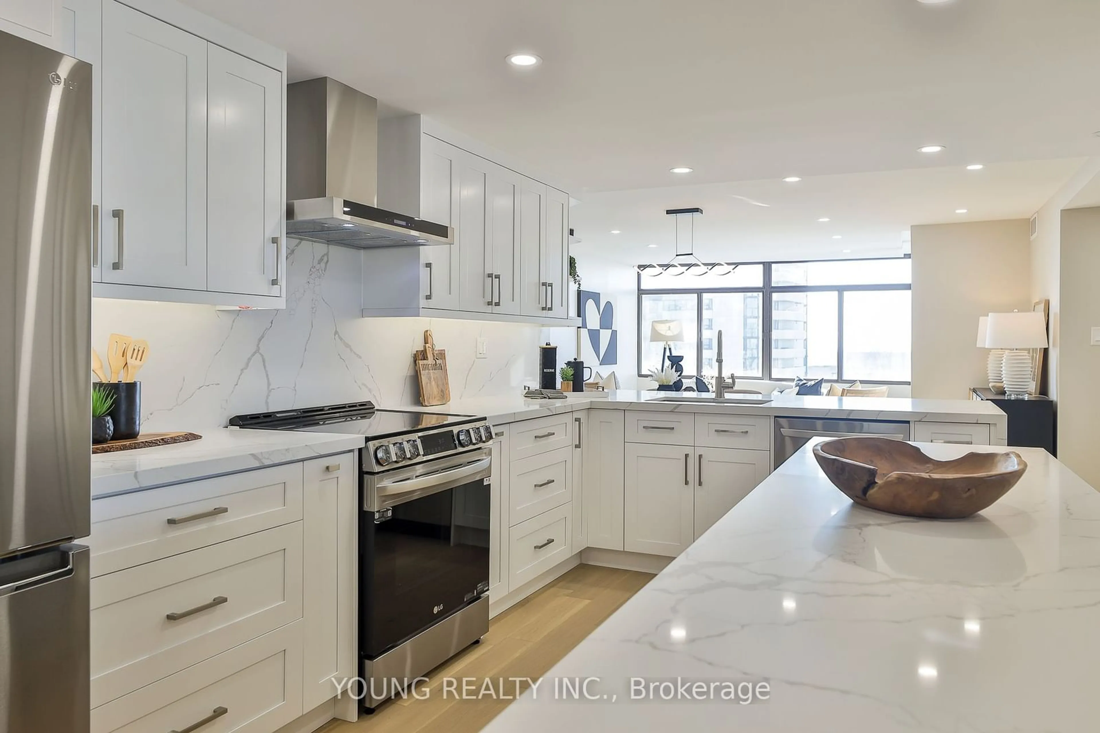 Contemporary kitchen, wood floors for 1555 Finch Ave #2908, Toronto Ontario M2J 4X9