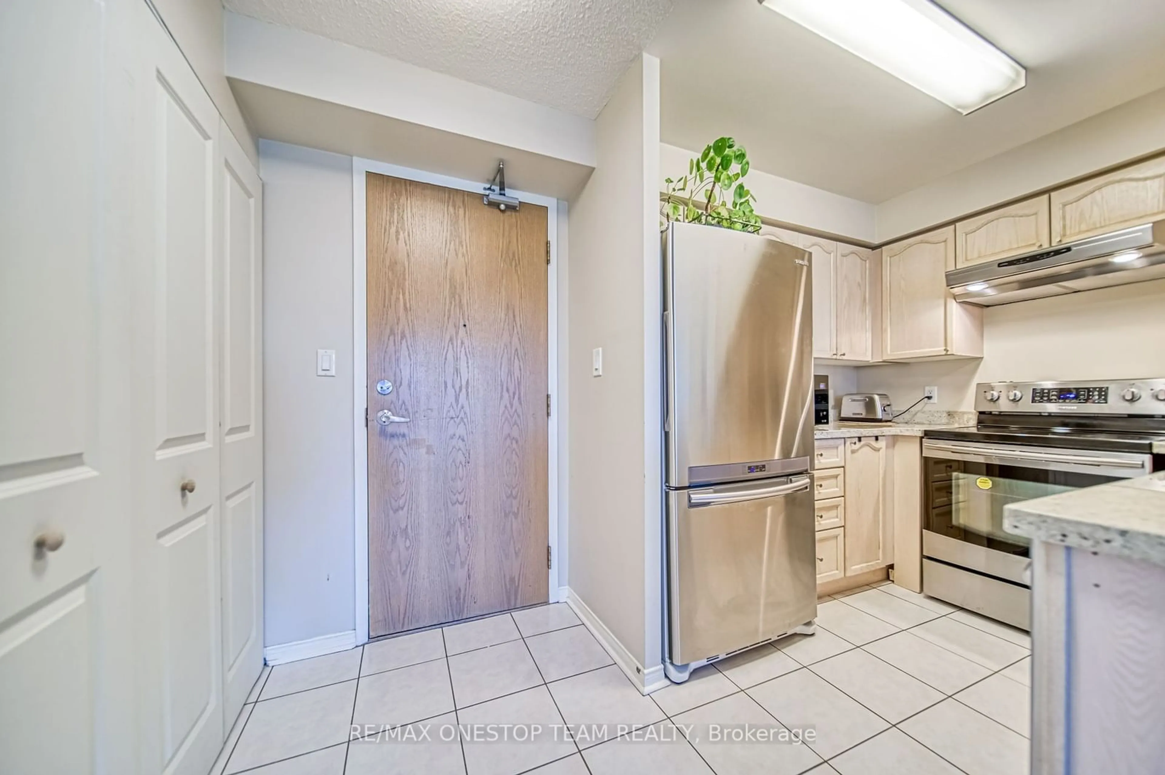 Standard kitchen, not visible floor for 233 Beecroft Rd #308, Toronto Ontario M2N 6Z9