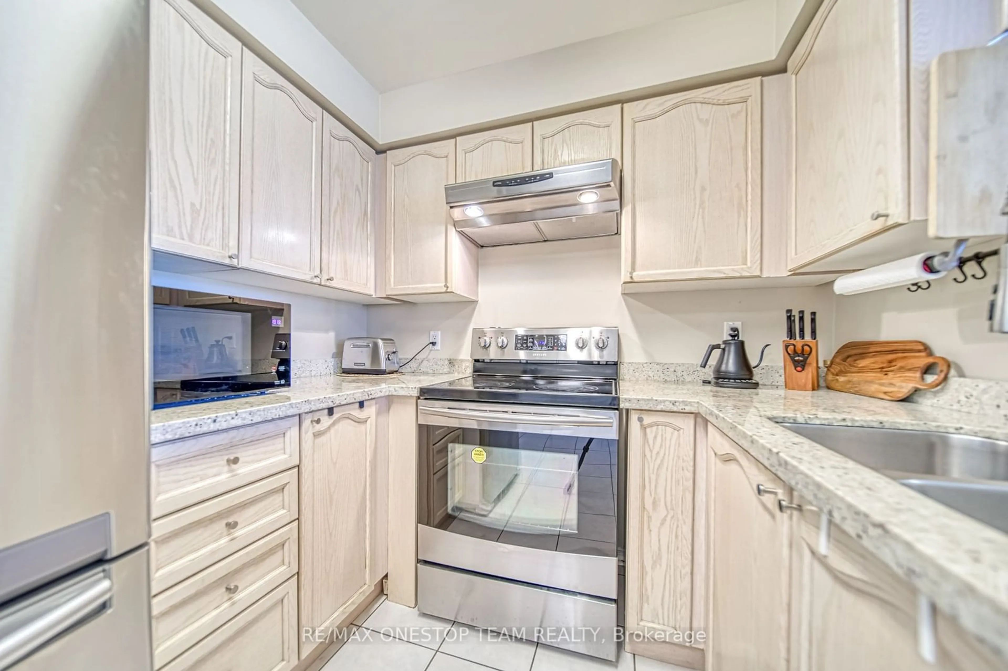 Standard kitchen, wood floors, cottage for 233 Beecroft Rd #308, Toronto Ontario M2N 6Z9