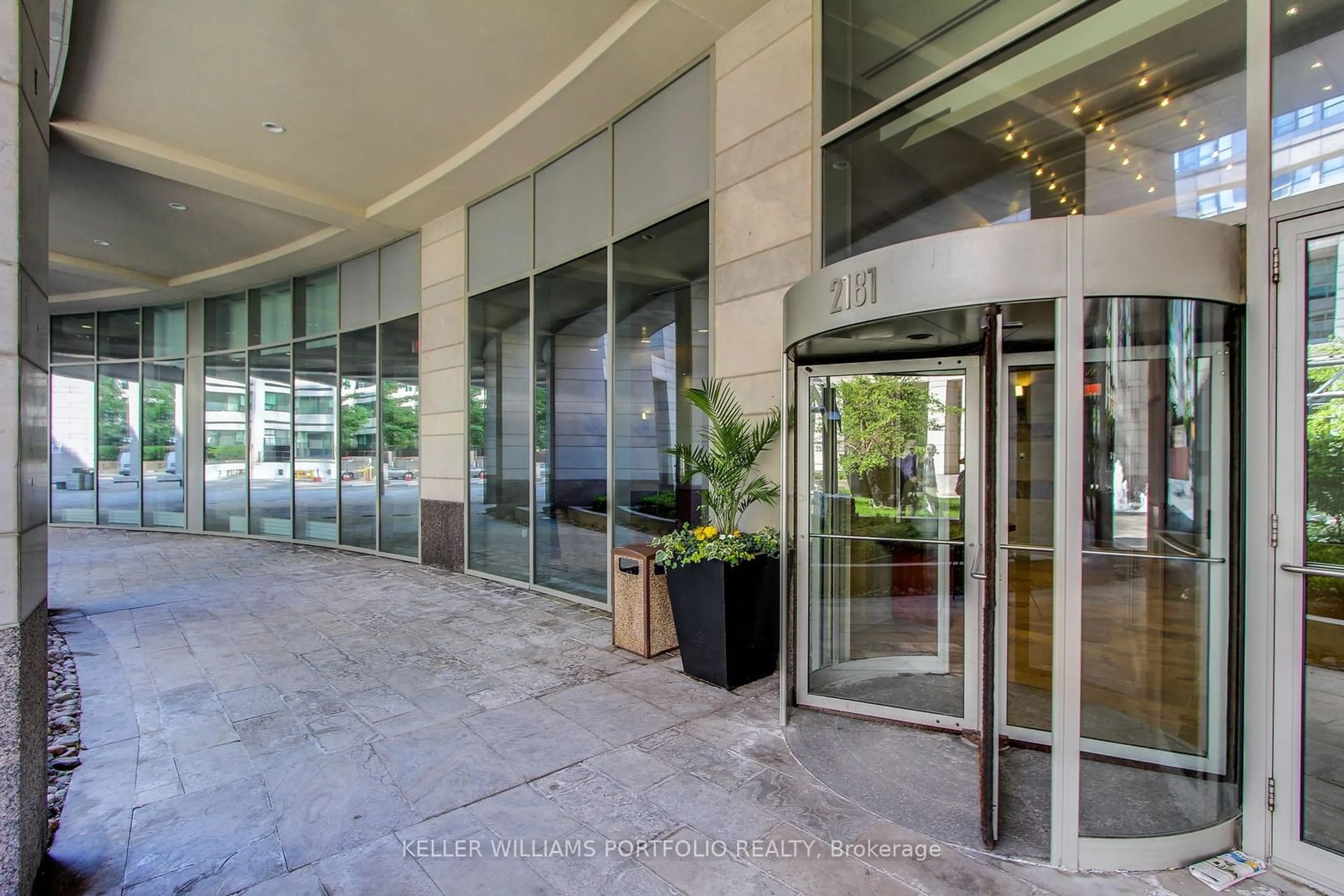 Indoor foyer for 2181 Yonge St #709, Toronto Ontario M4S 3H7