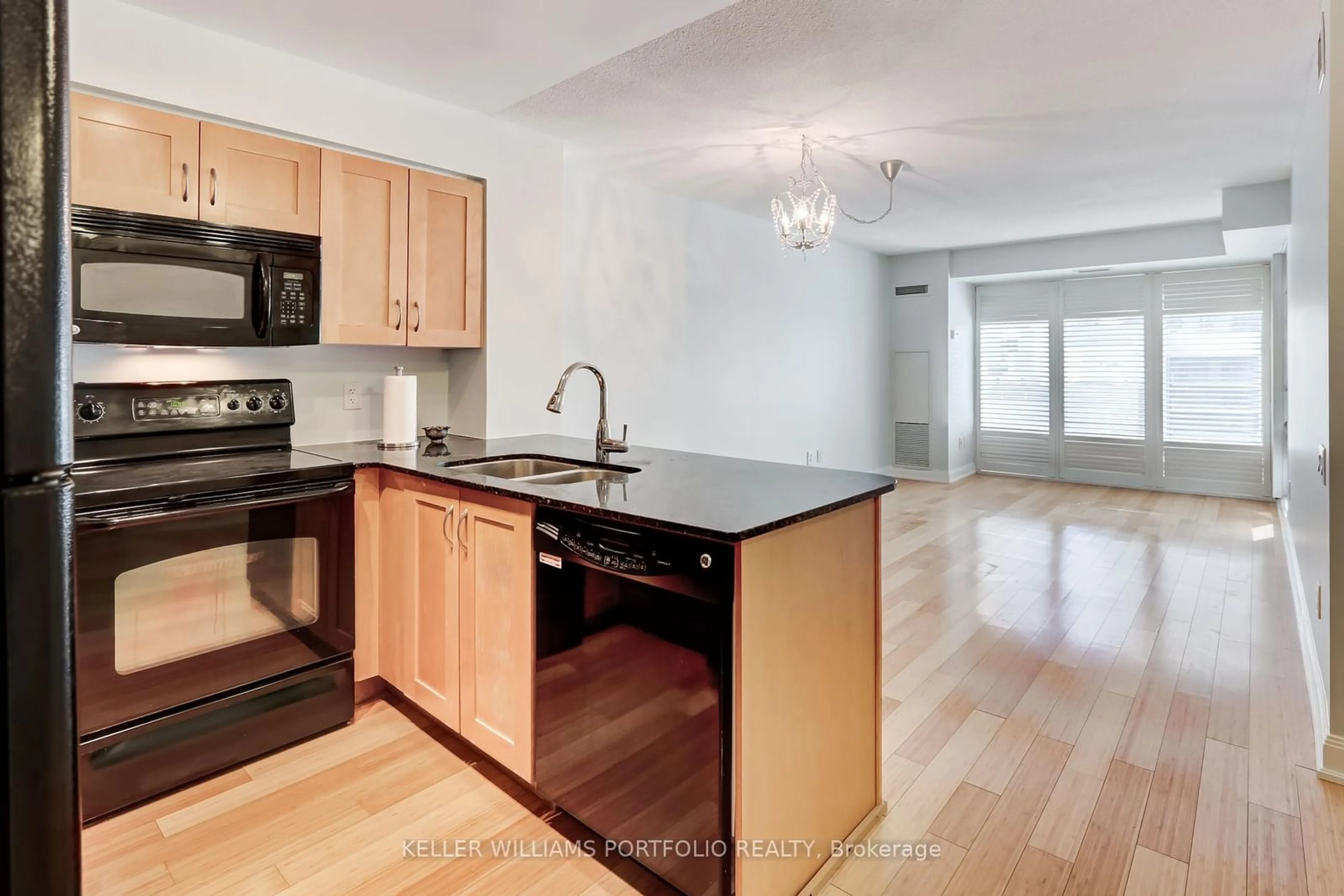 Open concept kitchen for 2181 Yonge St #709, Toronto Ontario M4S 3H7