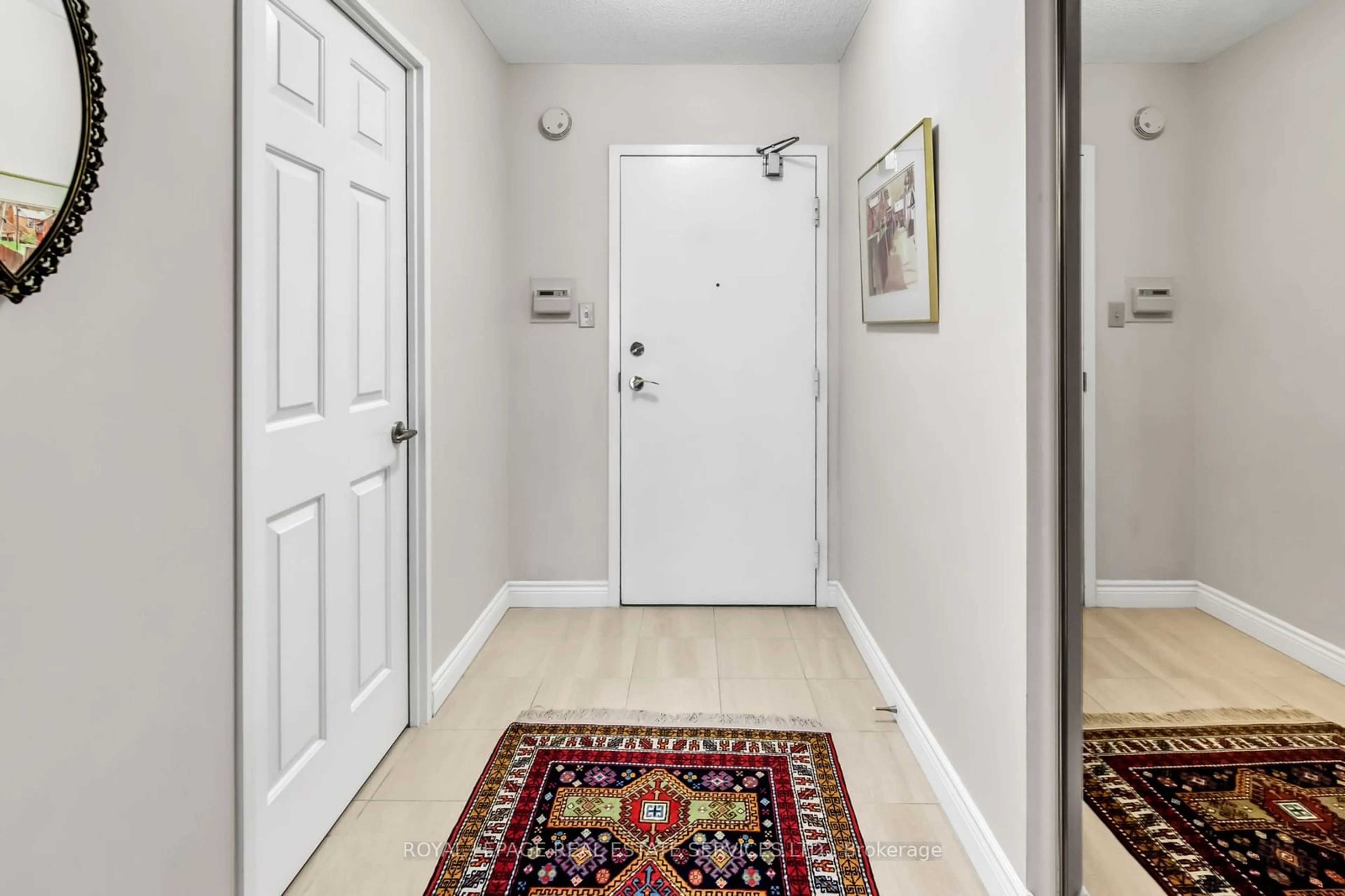 Indoor entryway, carpet floors for 130 Carlton St #603, Toronto Ontario M5A 4K3