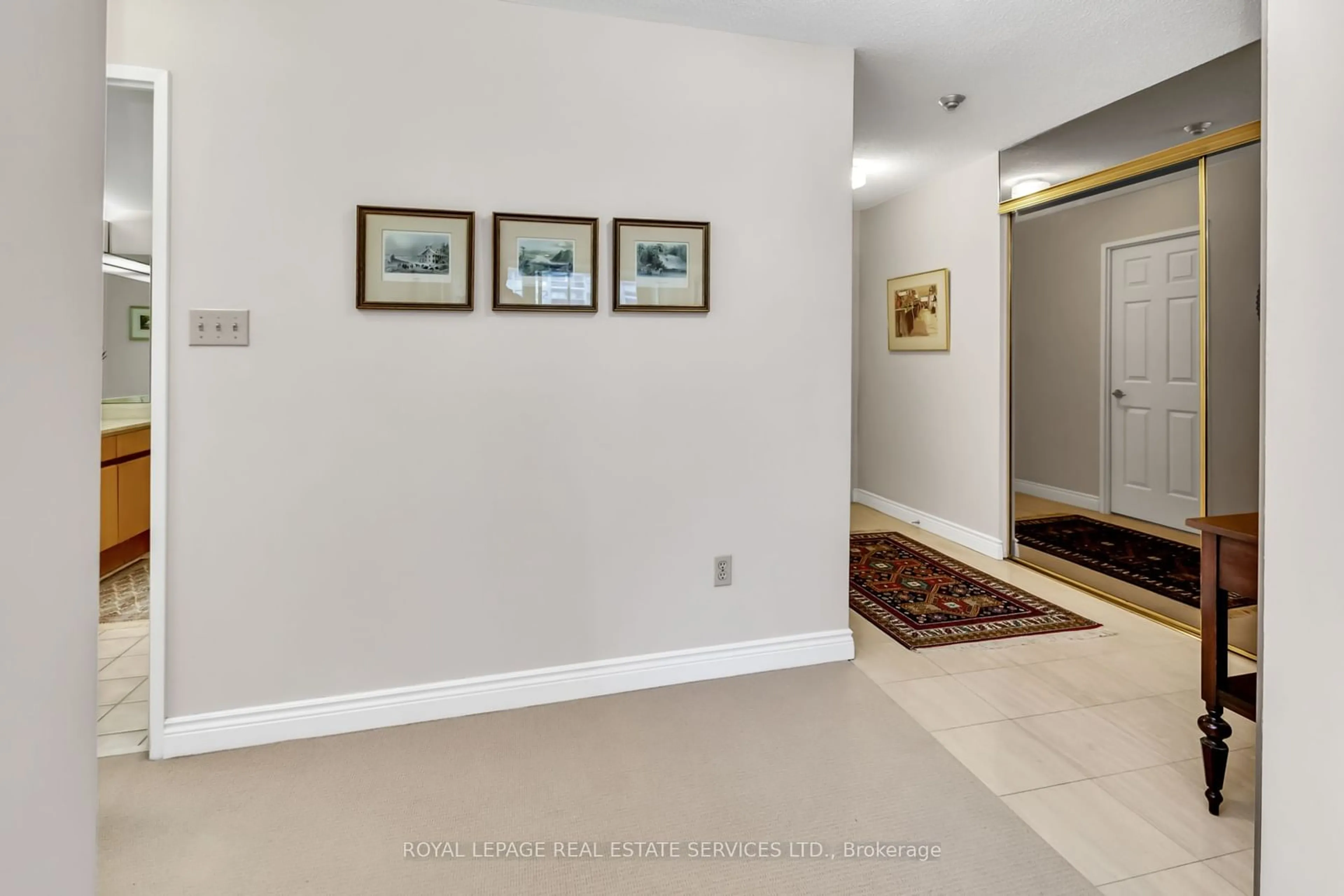 Indoor foyer, wood floors for 130 Carlton St #603, Toronto Ontario M5A 4K3