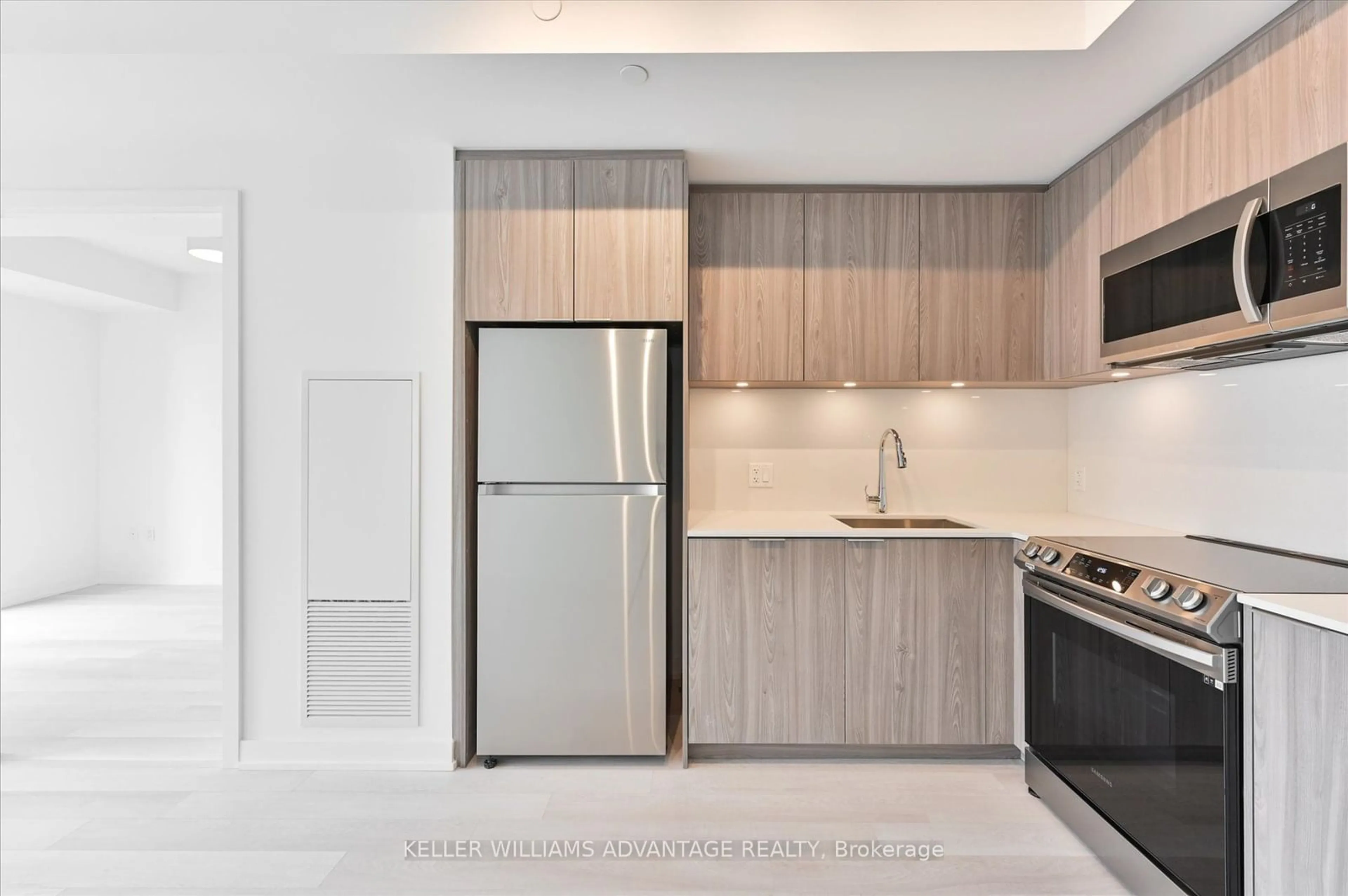 Standard kitchen, wood floors for 357 King St #1802, Toronto Ontario M5V 0S7