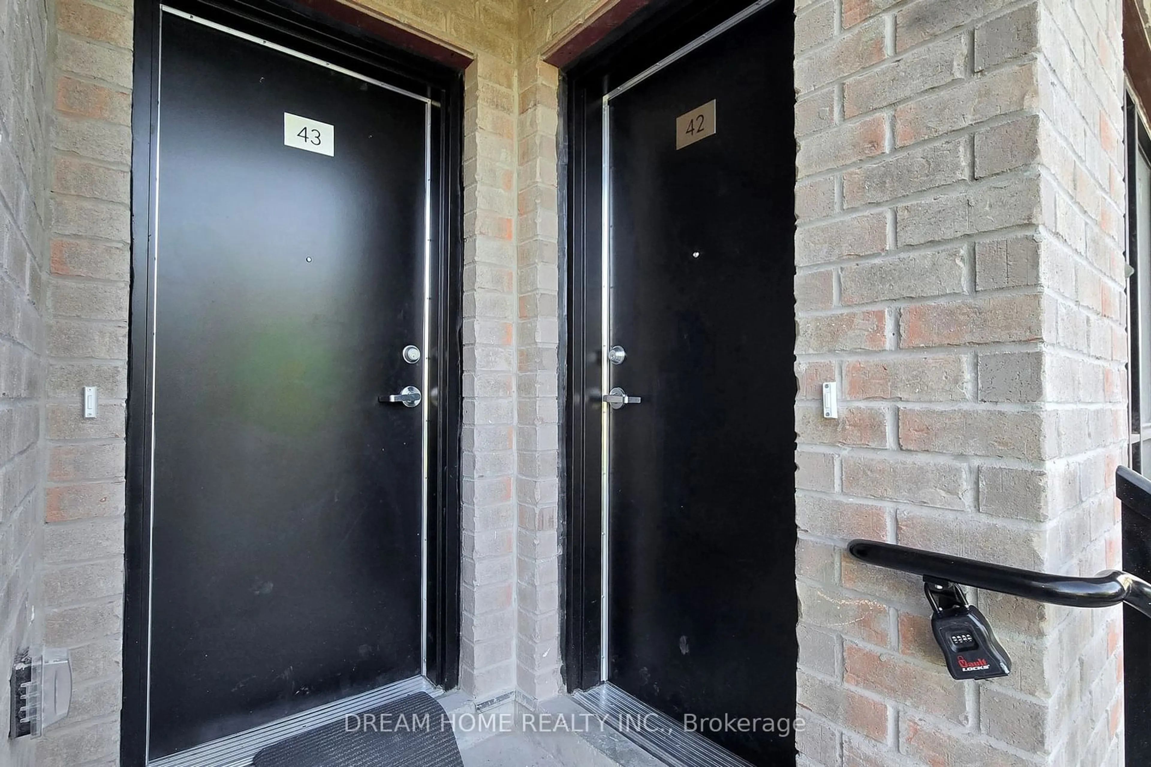 Indoor entryway, cement floor for 851 Sheppard Ave #42, Toronto Ontario M3H 2T4