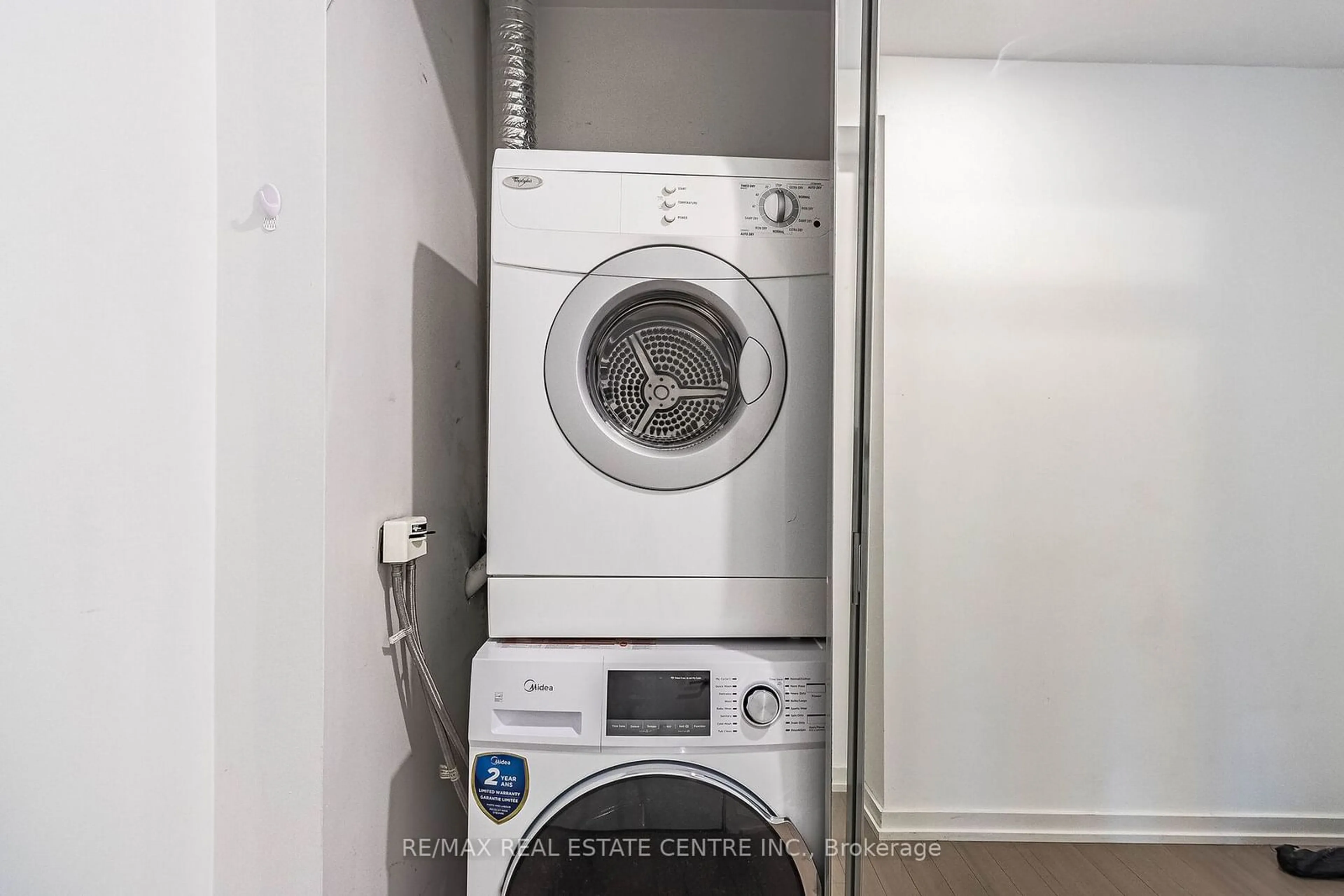 Laundry room for 101 Peter St #1206, Toronto Ontario M5V 0G6