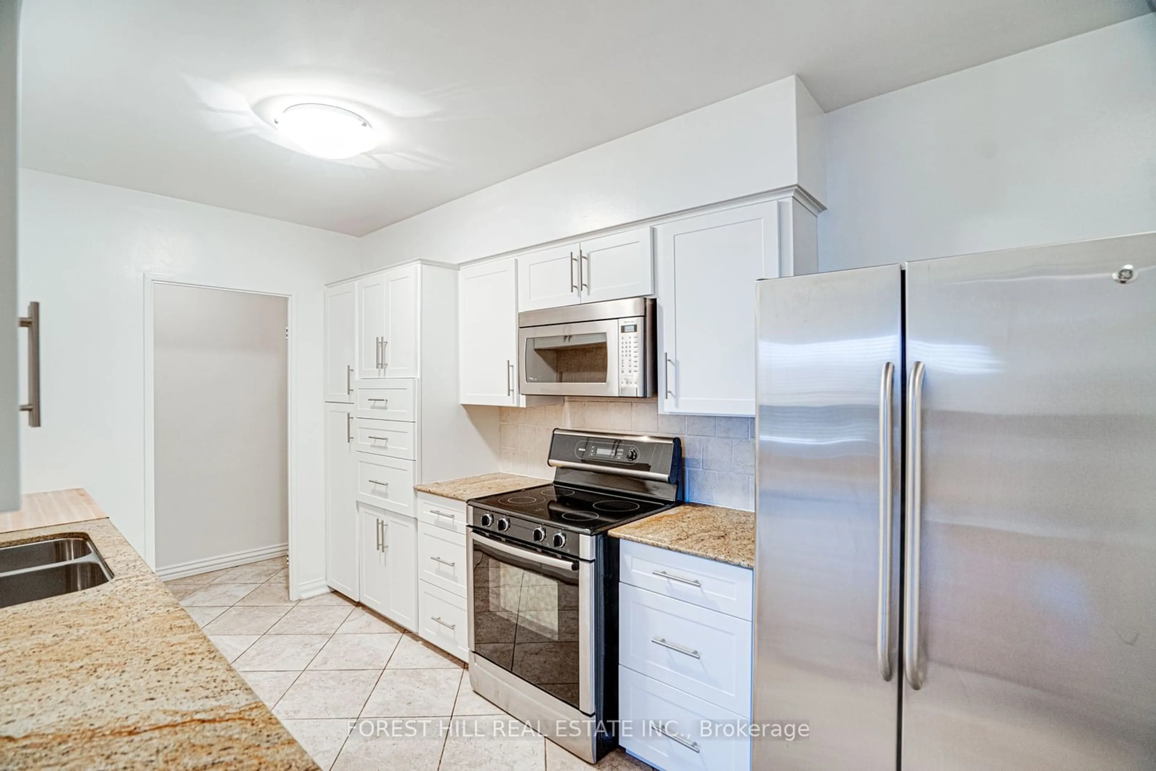 Standard kitchen, wood floors, cottage for 350 Lonsdale Rd #402, Toronto Ontario M5P 1R6