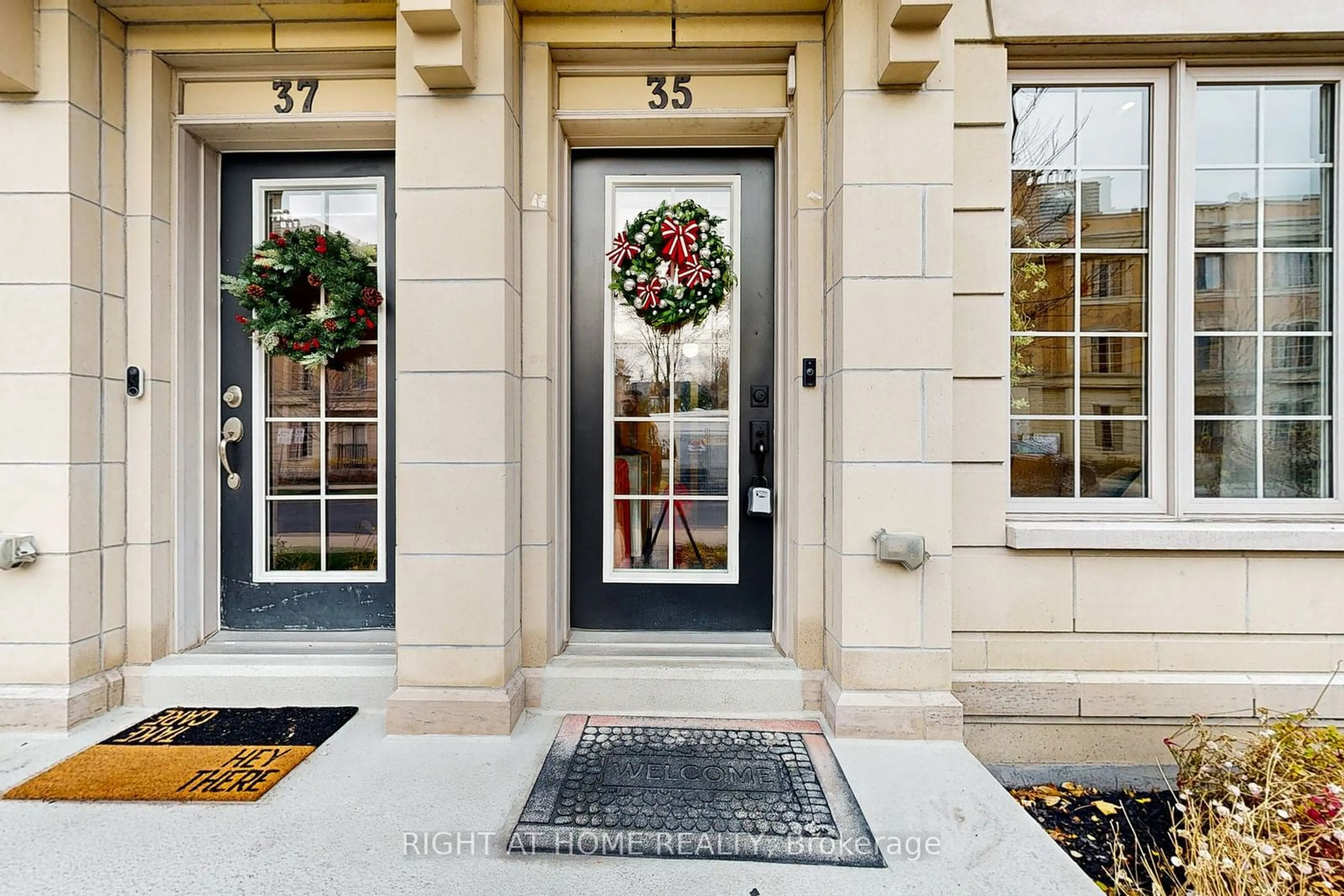 Indoor entryway, wood floors for 35 Hargrave Lane, Toronto Ontario M4N 0A4