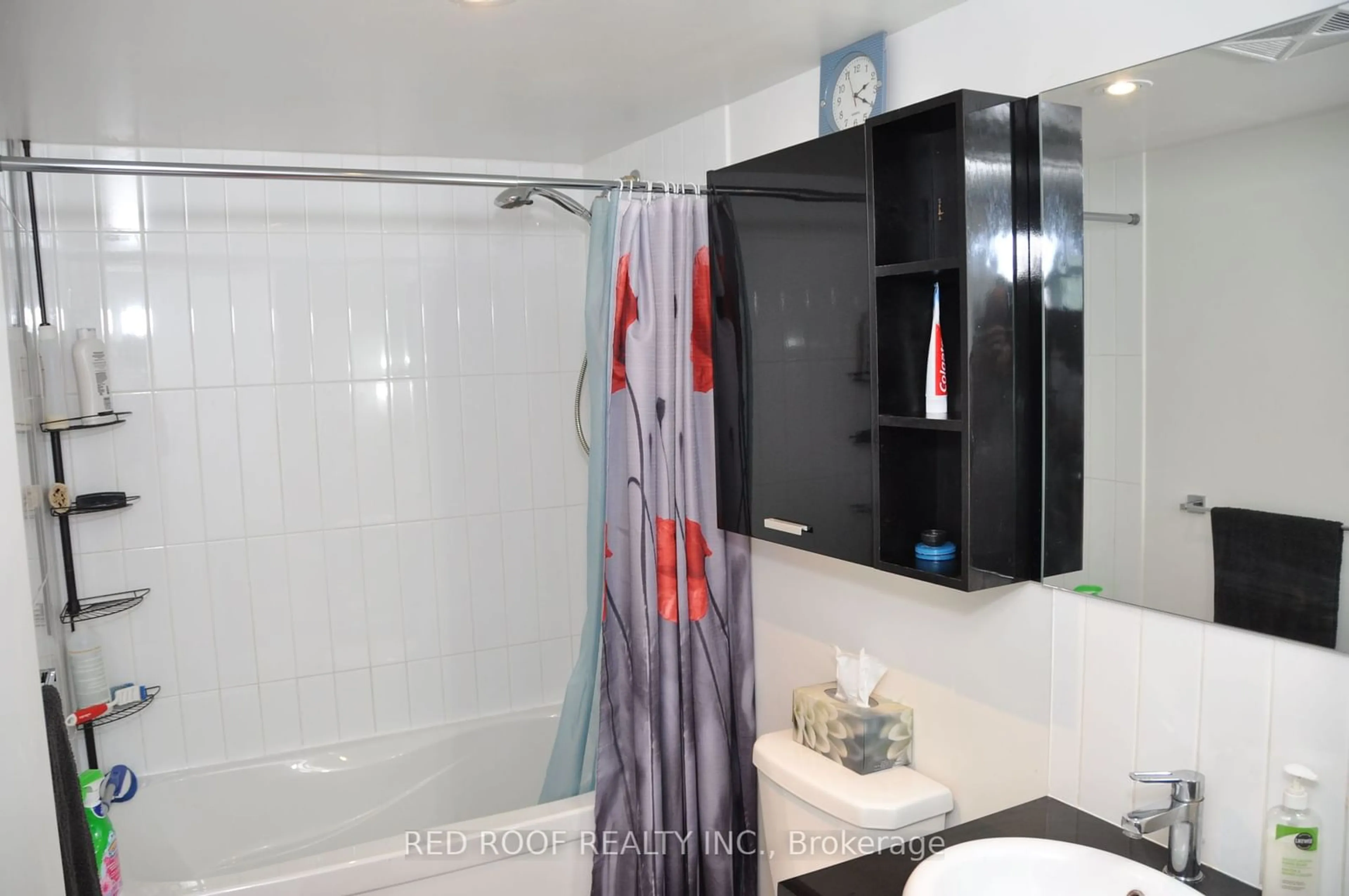 Standard bathroom for 33 Singer Crt #711, Toronto Ontario M2K 0B4