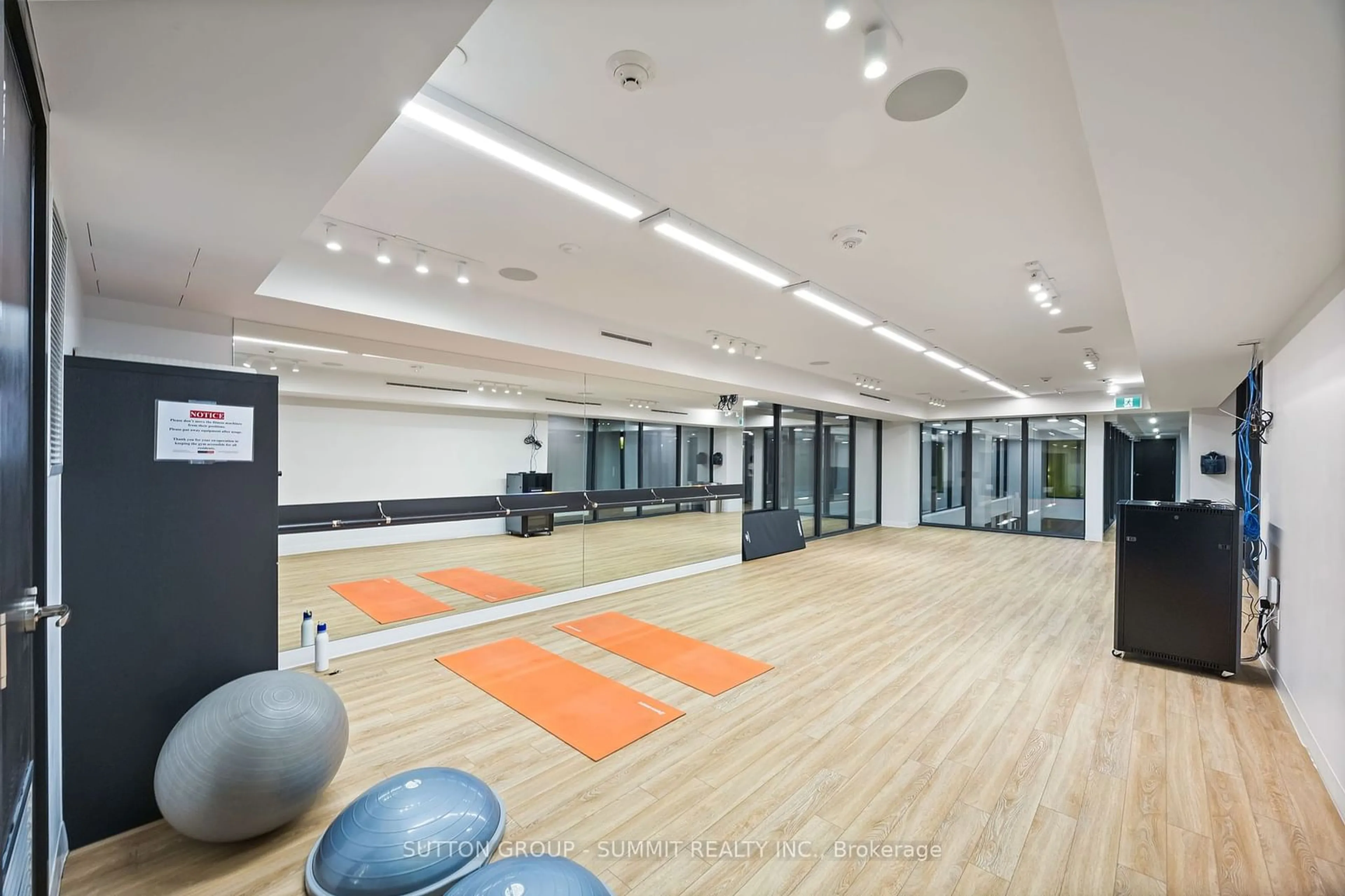 Gym or fitness room, wood floors for 158 Front St #220, Toronto Ontario M5A 0K9