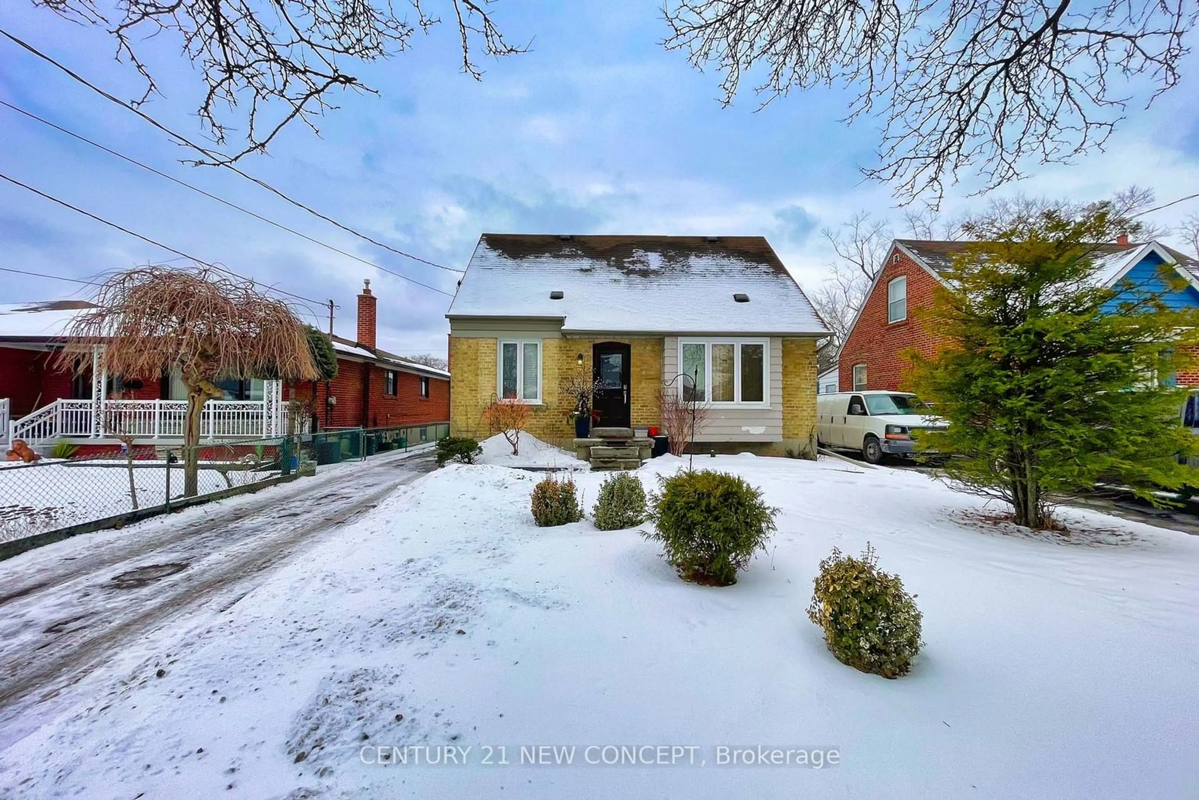 A pic from outside/outdoor area/front of a property/back of a property/a pic from drone, street for 17 Athabaska Ave, Toronto Ontario M2M 2T6