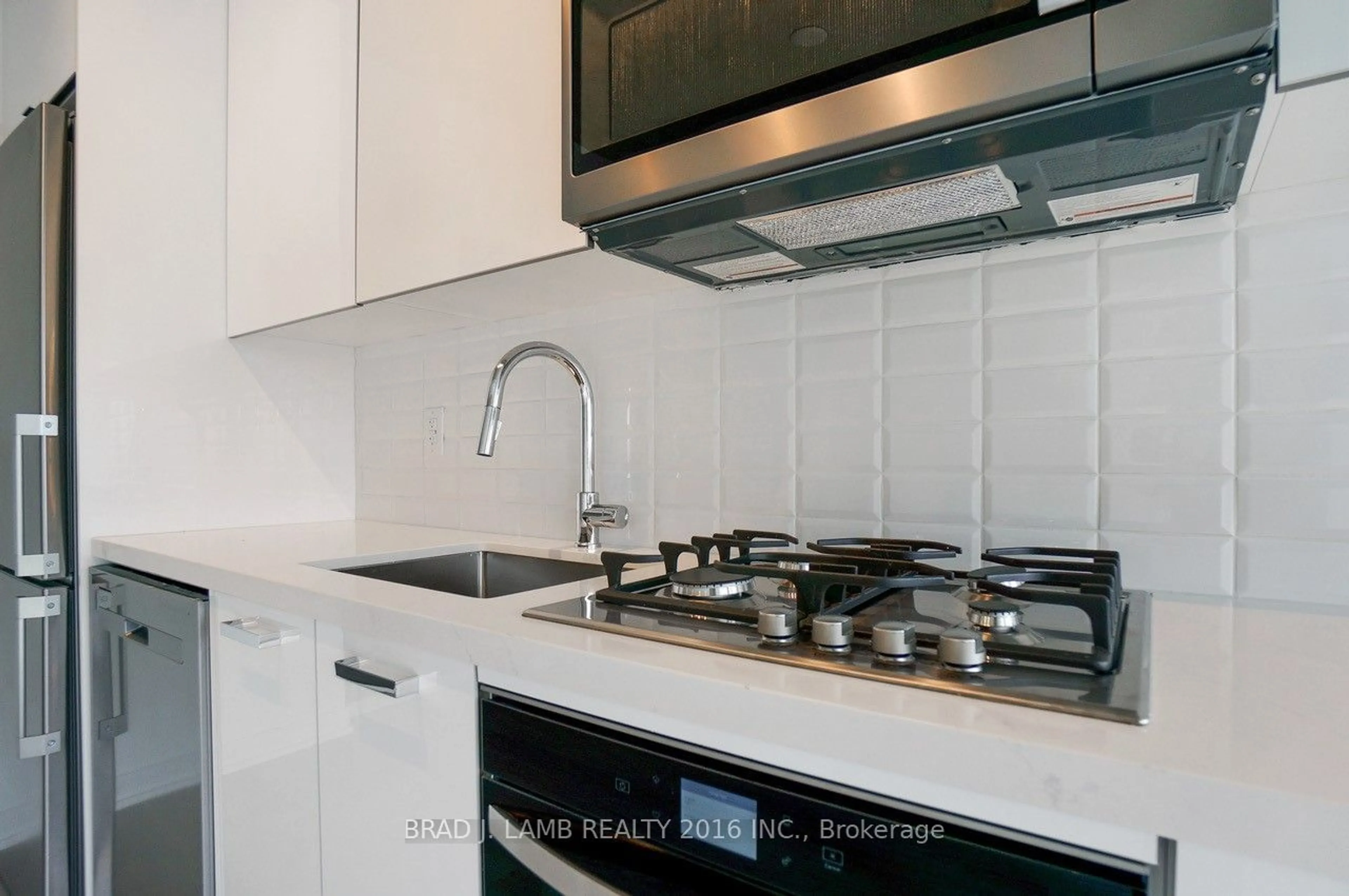 Standard kitchen for 195 McCaul St #601, Toronto Ontario M5T 1W6