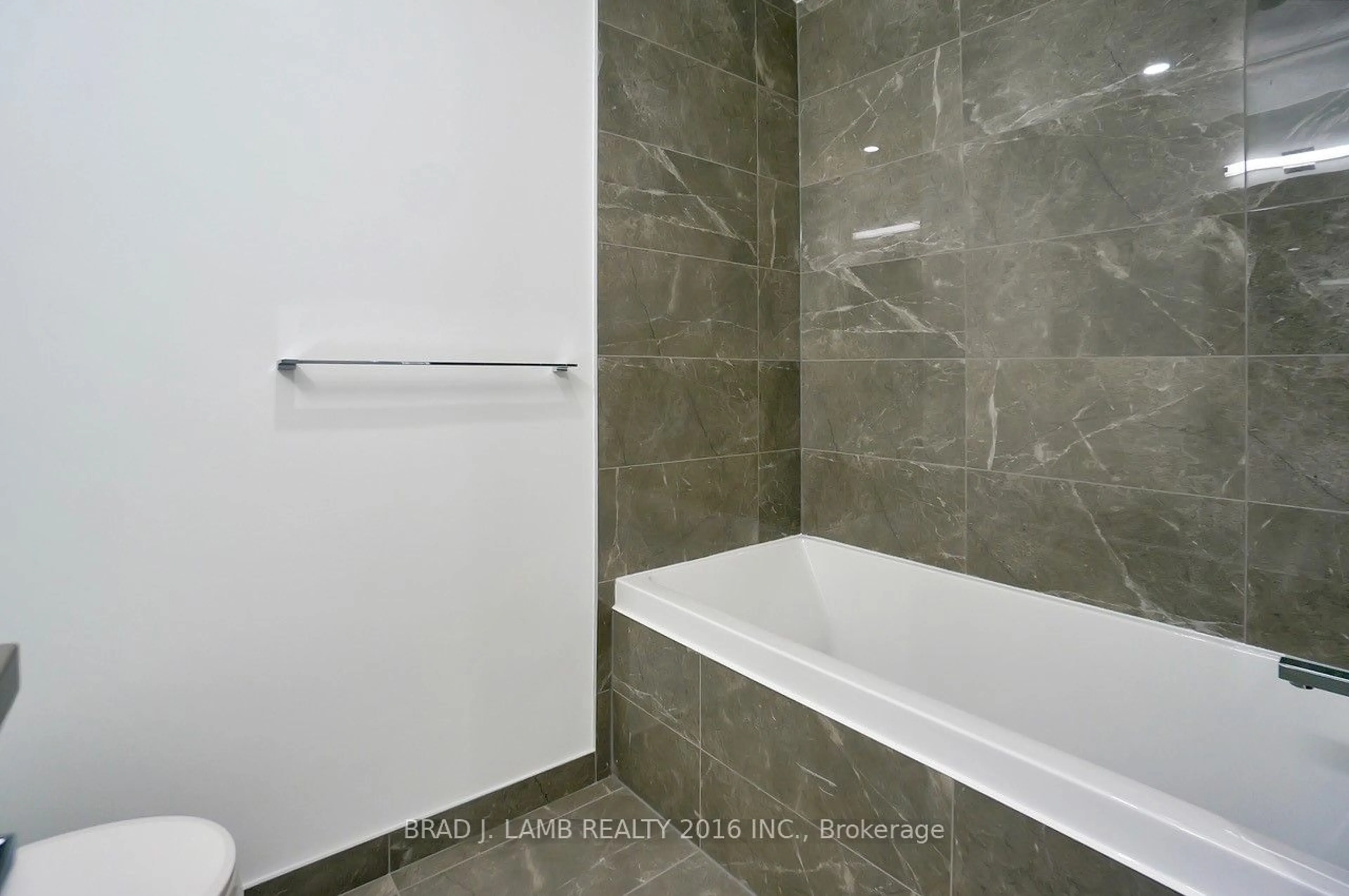 Bathroom, ceramic floors for 195 McCaul St #1712, Toronto Ontario M5T 1W6