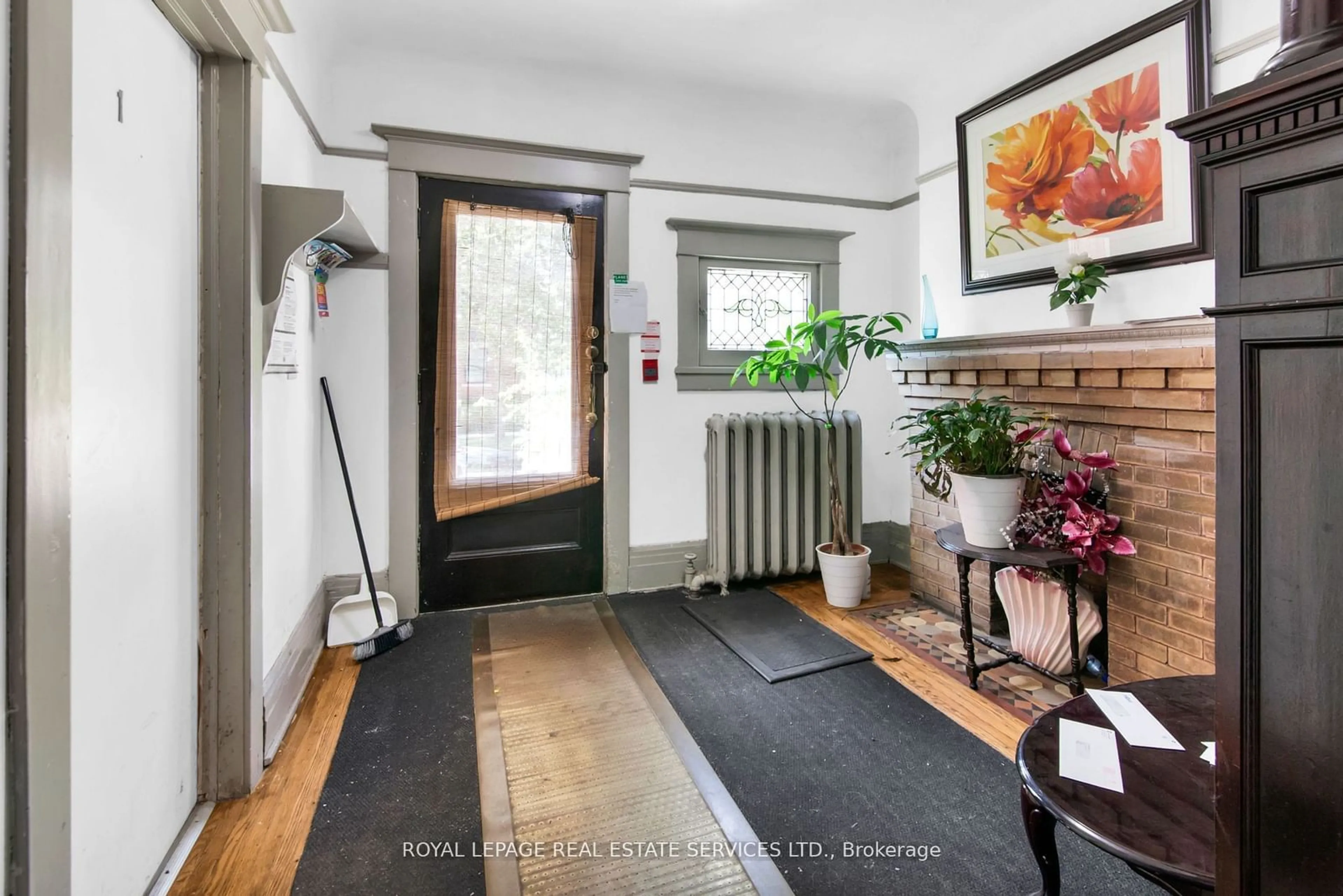 Indoor entryway, wood floors for 577 Huron St, Toronto Ontario M5R 2R6