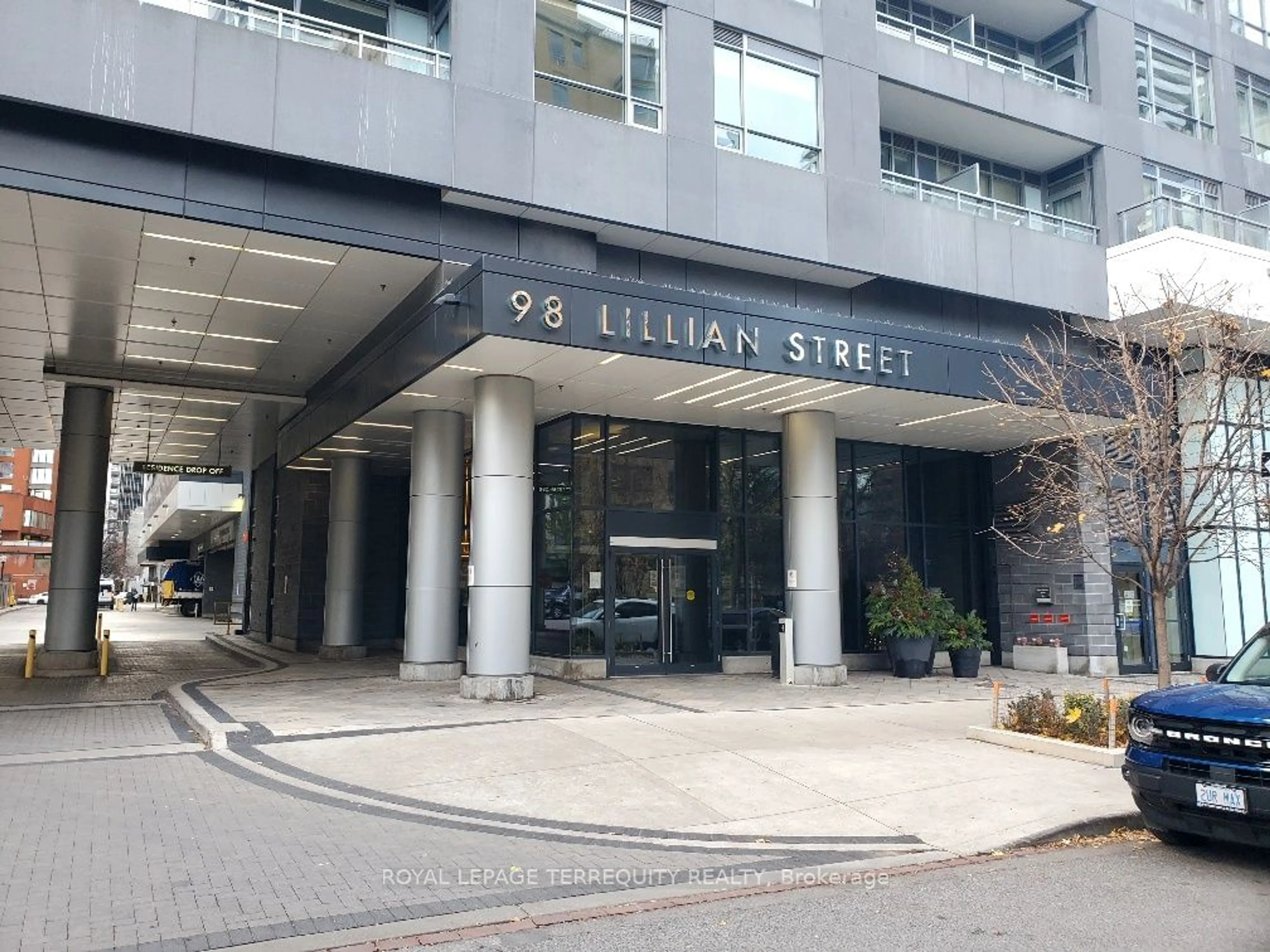 A pic from exterior of the house or condo, the front or back of building for 98 Lillian St #210, Toronto Ontario M4S 0A5